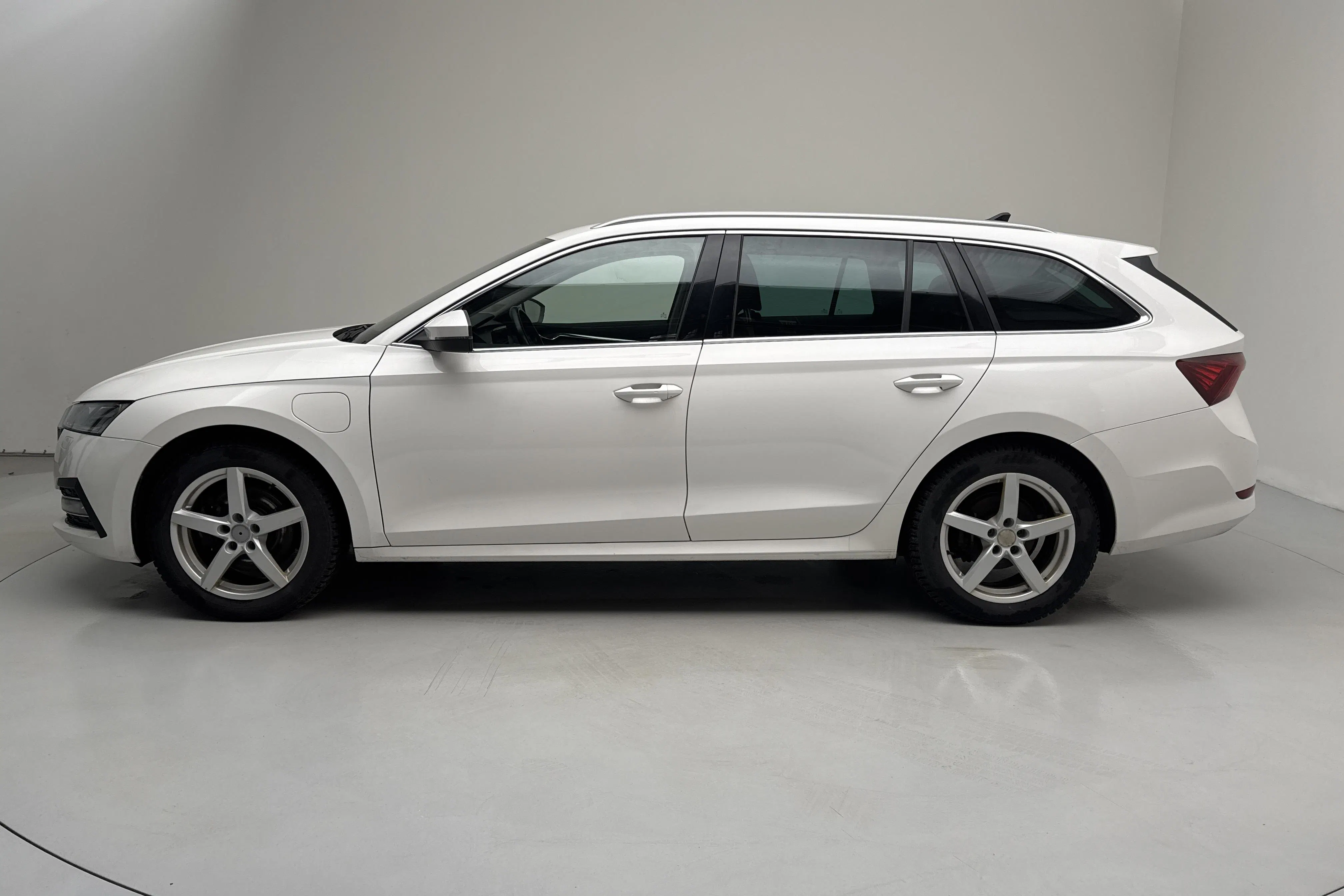 Presentation photo 2 of 16: Skoda Octavia 1.4 iV PHEV Combi (204hk) - 91 260 km - Automatic - white - 2022