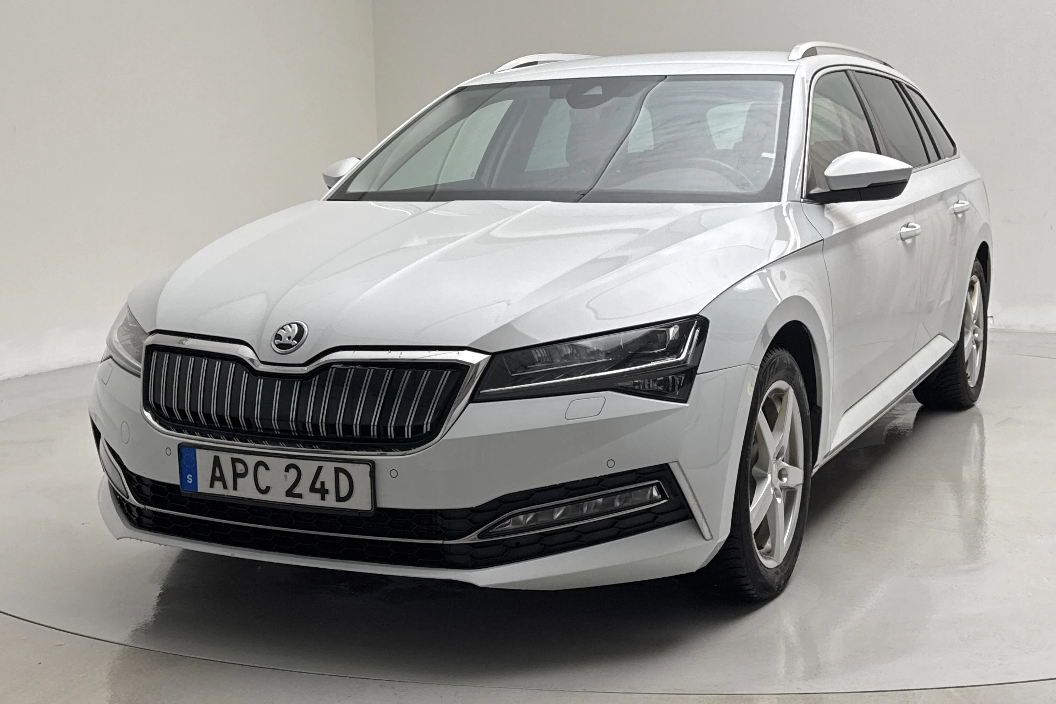 Presentationsfoto 1 av 18: Skoda Superb 1.4 TSI PHEV Kombi (218hk) - 13 640 mil - Automat - vit - 2022