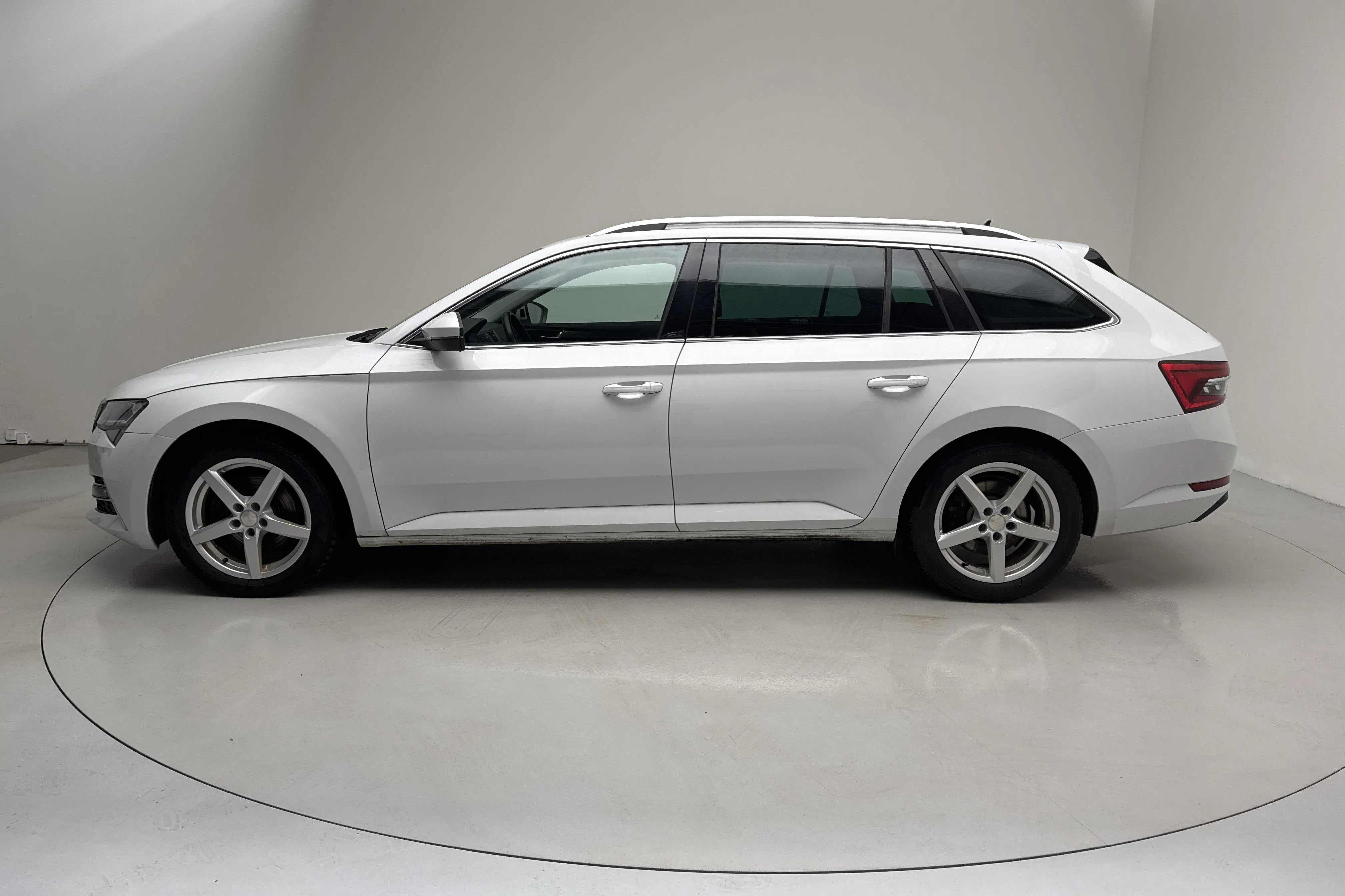 Presentationsfoto 2 av 18: Skoda Superb 1.4 TSI PHEV Kombi (218hk) - 13 640 mil - Automat - vit - 2022