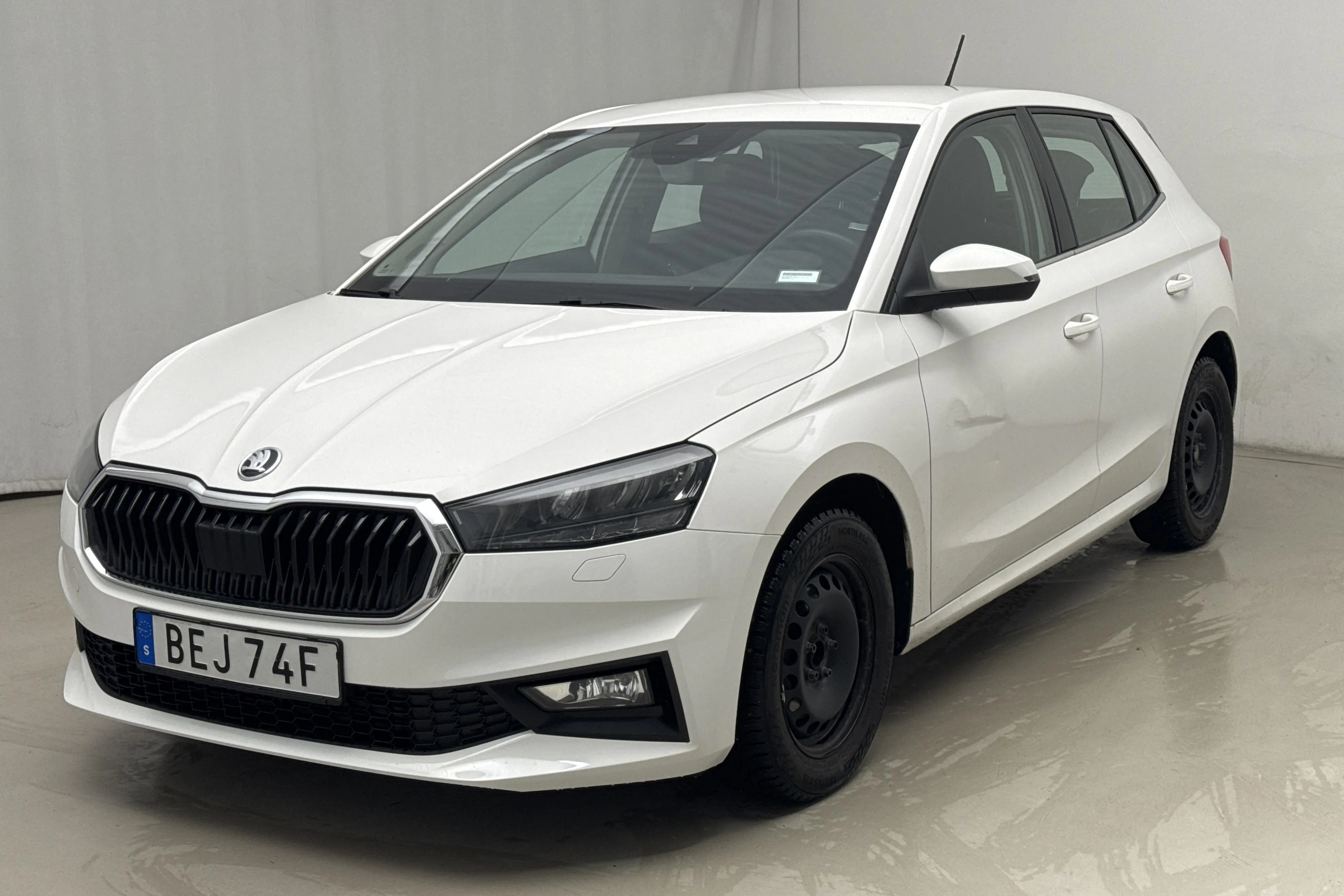 Presentationsfoto 1 av 16: Skoda Fabia 1.0 TSI (110hk) - 15 277 mil - Automat - vit - 2022