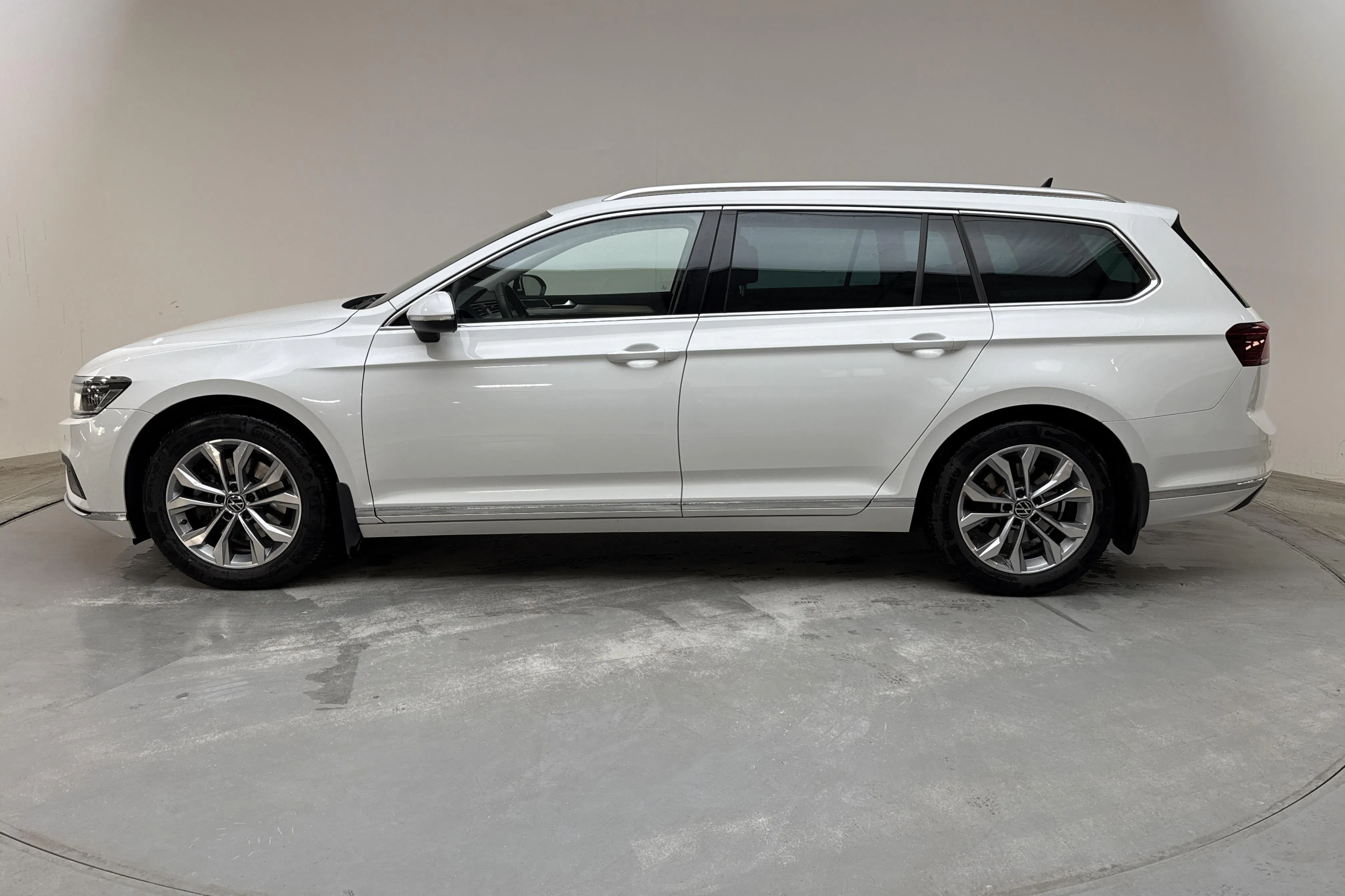 Presentationsfoto 2 av 14: VW Passat 2.0 TDI Sportscombi (200hk) - 8 370 mil - Automat - vit - 2023