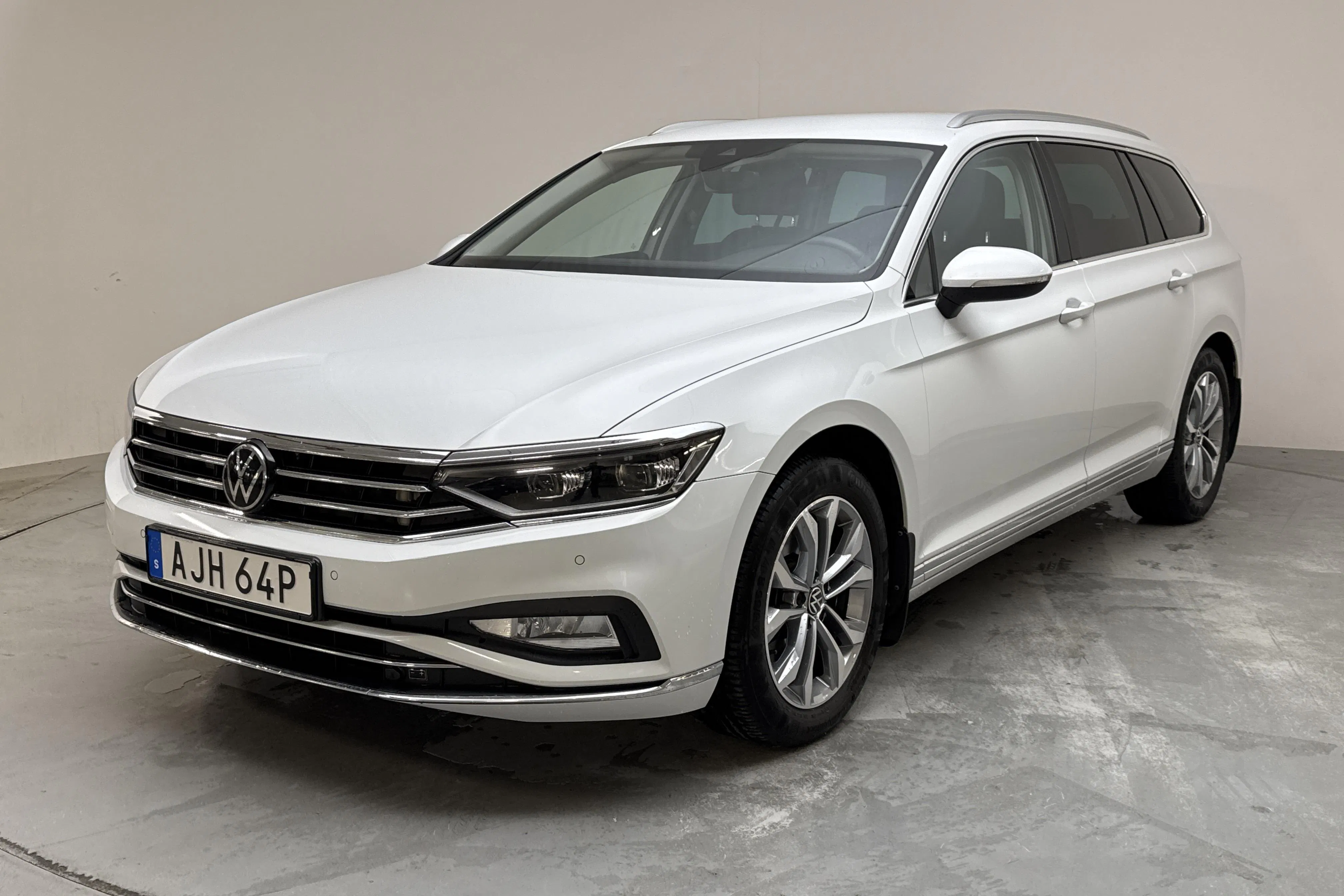 Presentationsfoto 1 av 14: VW Passat 2.0 TDI Sportscombi (200hk) - 8 370 mil - Automat - vit - 2023
