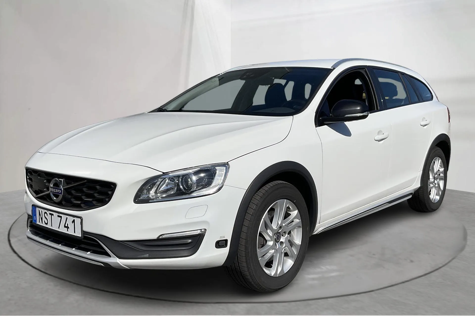 Presentation photo 1 of 19: Volvo V60 D3 Cross Country (150hk) - 155 510 km - Automatic - white - 2018