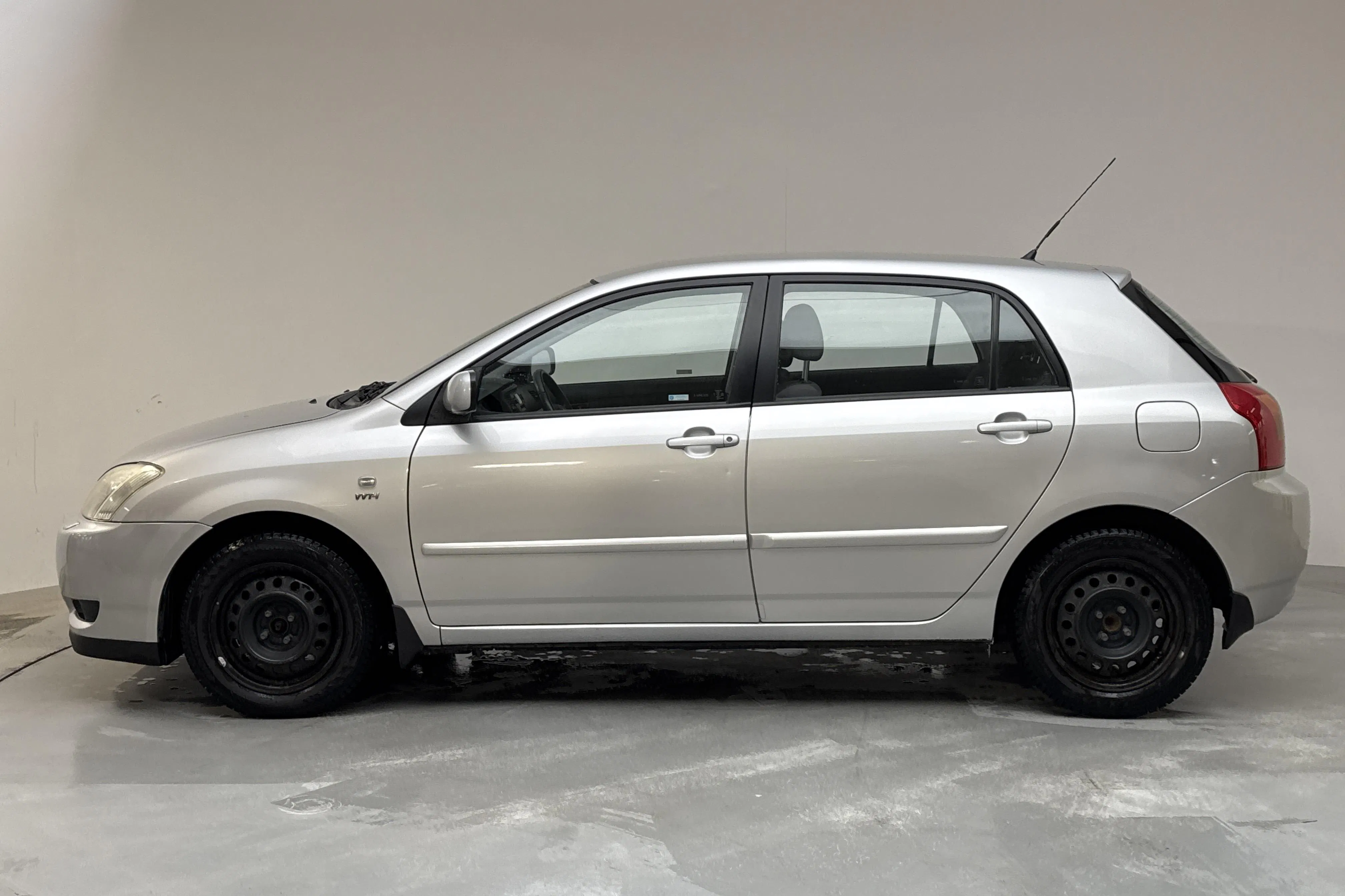 Presentation photo 2 of 13: Toyota Corolla 1.6 5dr (110hk) - 122 330 km - Manual - silver - 2004