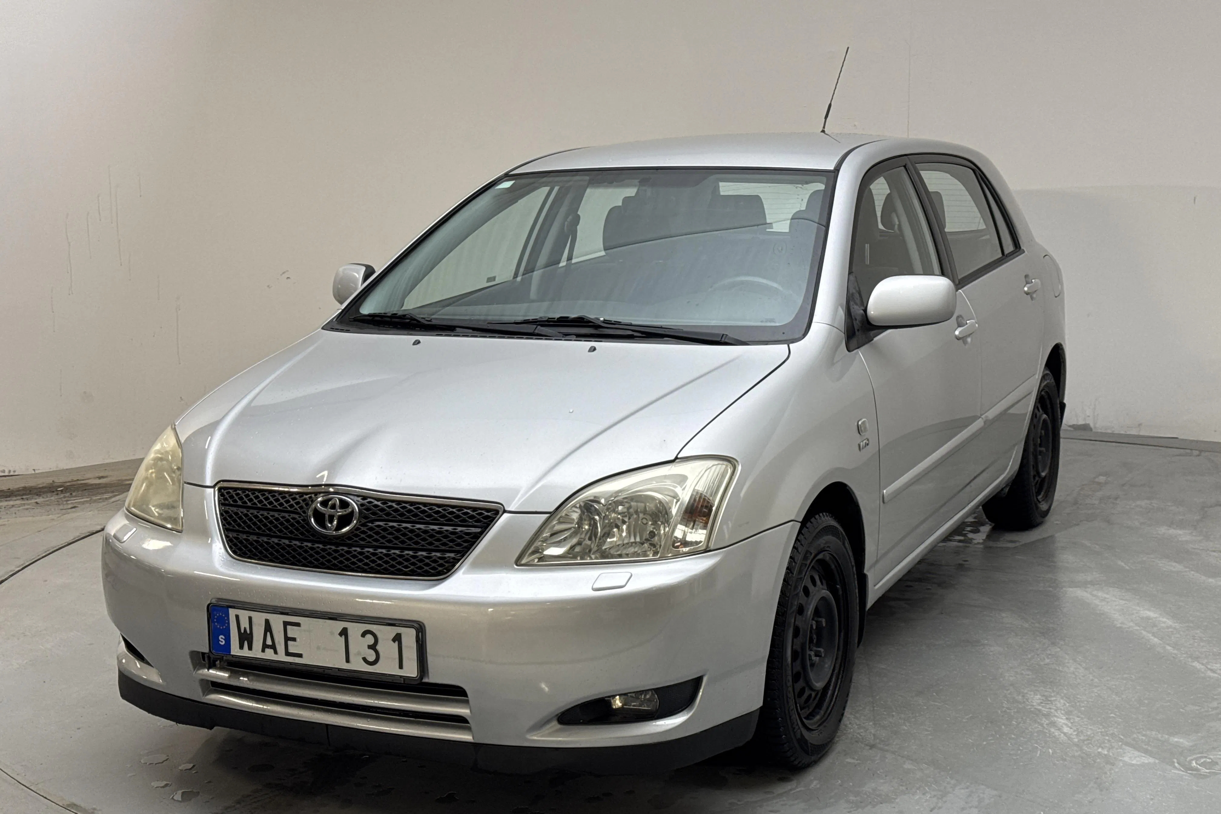 Presentation photo 1 of 13: Toyota Corolla 1.6 5dr (110hk) - 122 330 km - Manual - silver - 2004