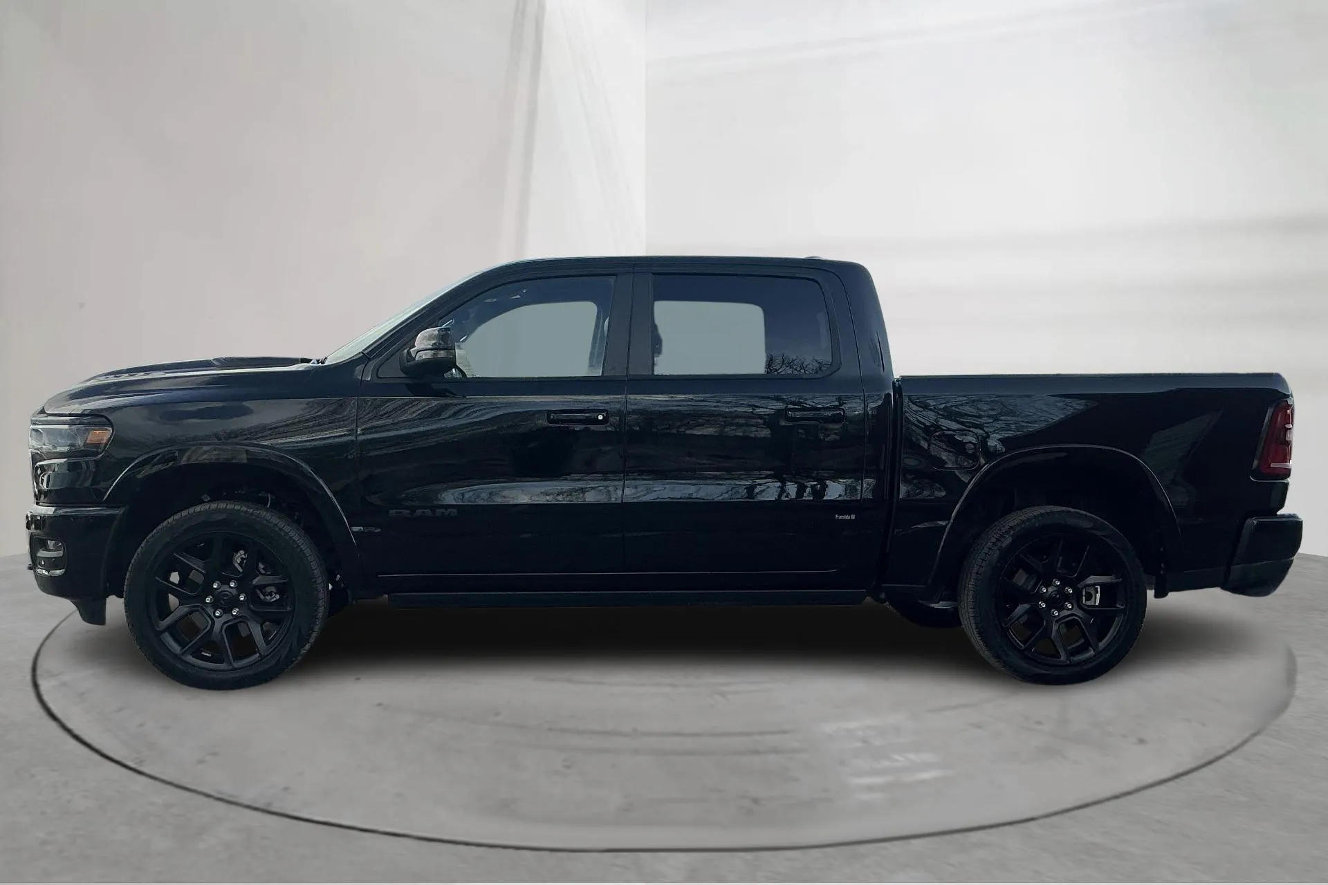 Presentationsfoto 2 av 19: Dodge RAM 1500 3.0 Hurricane 4WD (426hk) - 1 011 mil - Automat - svart - 2025