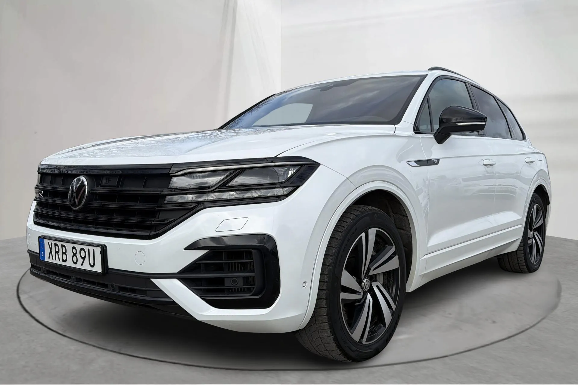 Presentationsfoto 1 av 19: VW Touareg R V6 TSI e-Hybrid 4Motion (462hk) - 7 515 mil - Automat - vit - 2021