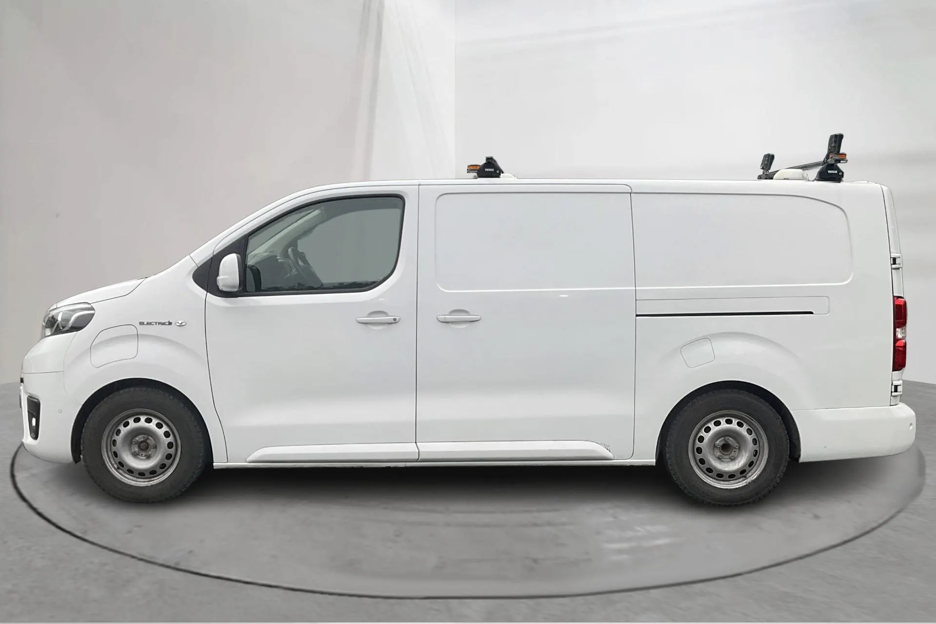 Presentationsfoto 2 av 17: Toyota PROACE Electric 75kWh (136hk) - 3 007 mil - Automat - vit - 2023