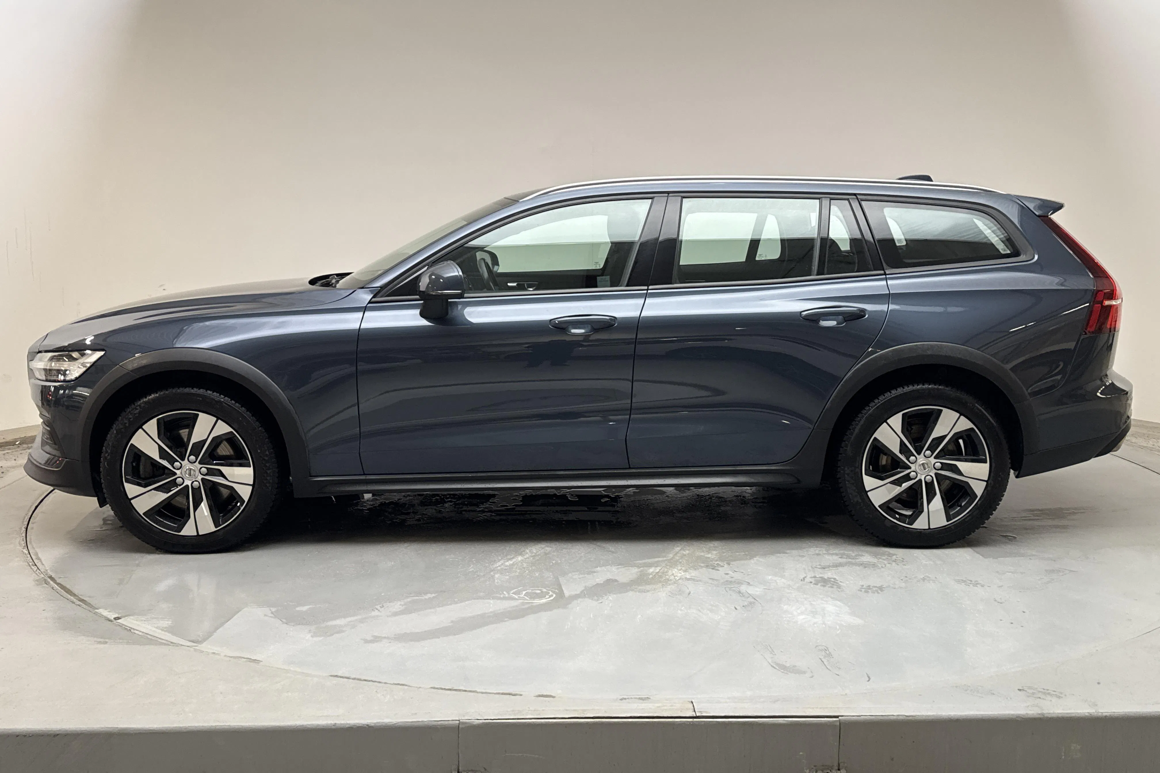 Presentationsfoto 2 av 17: Volvo V60 D4 Cross Country AWD (190hk) - 6 394 mil - Automat - Dark Blue - 2020