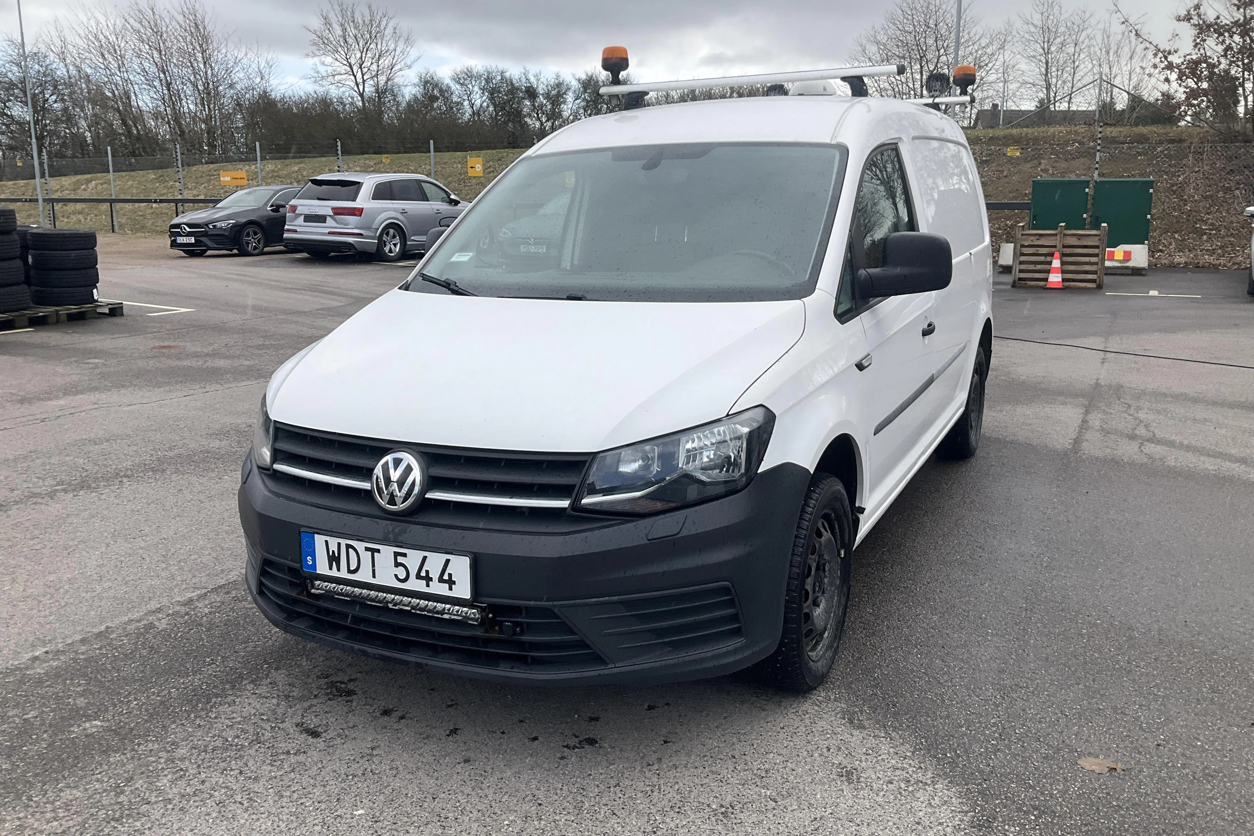 Presentationsfoto 1 av 14: VW Caddy 2.0 TDI Maxi Skåp 4MOTION (122hk) - 13 635 mil - Manuell - vit - 2018
