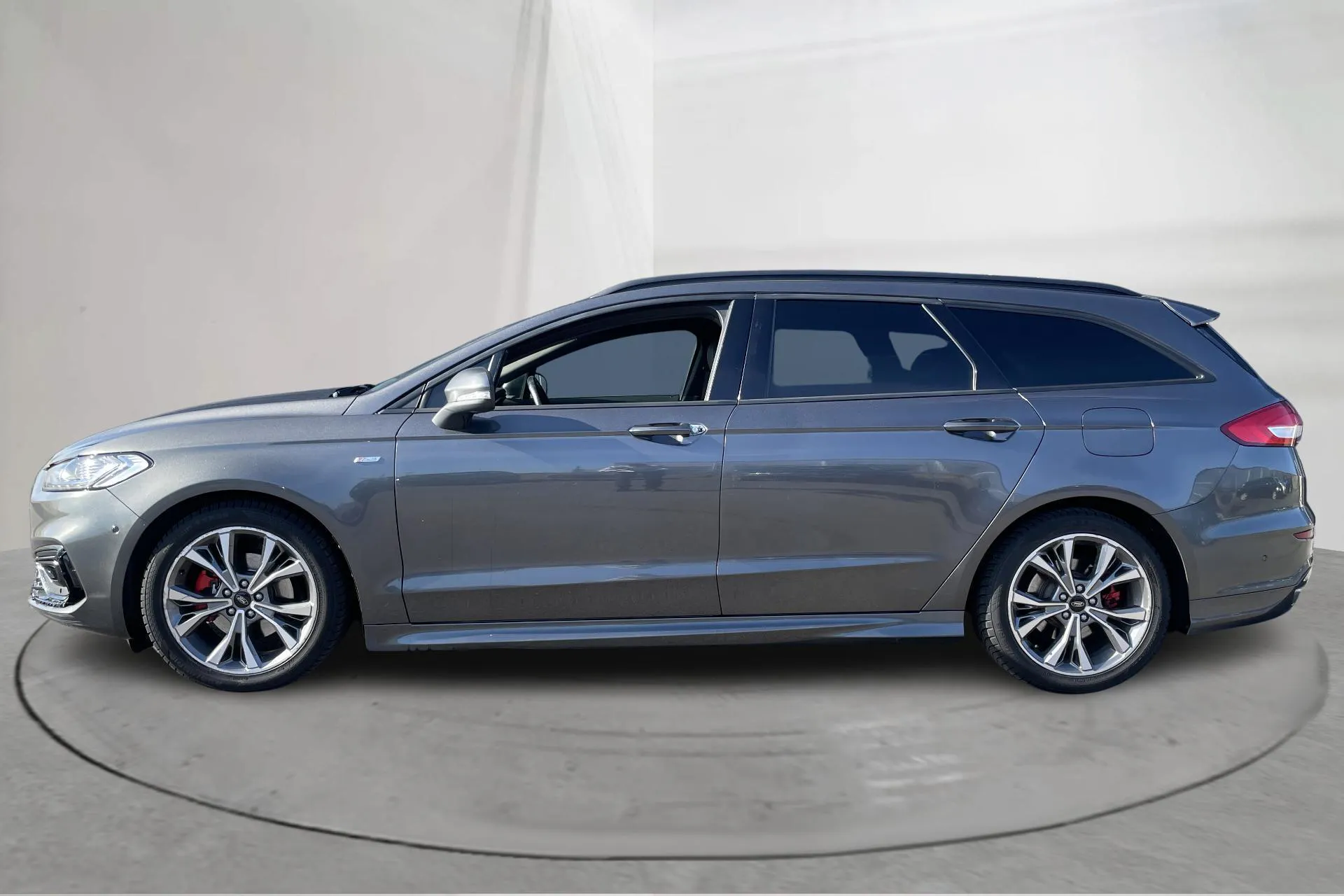 Presentationsfoto 2 av 14: Ford Mondeo 2.0 HEV Kombi (187hk) - 29 482 mil - Automat - Dark Grey - 2022