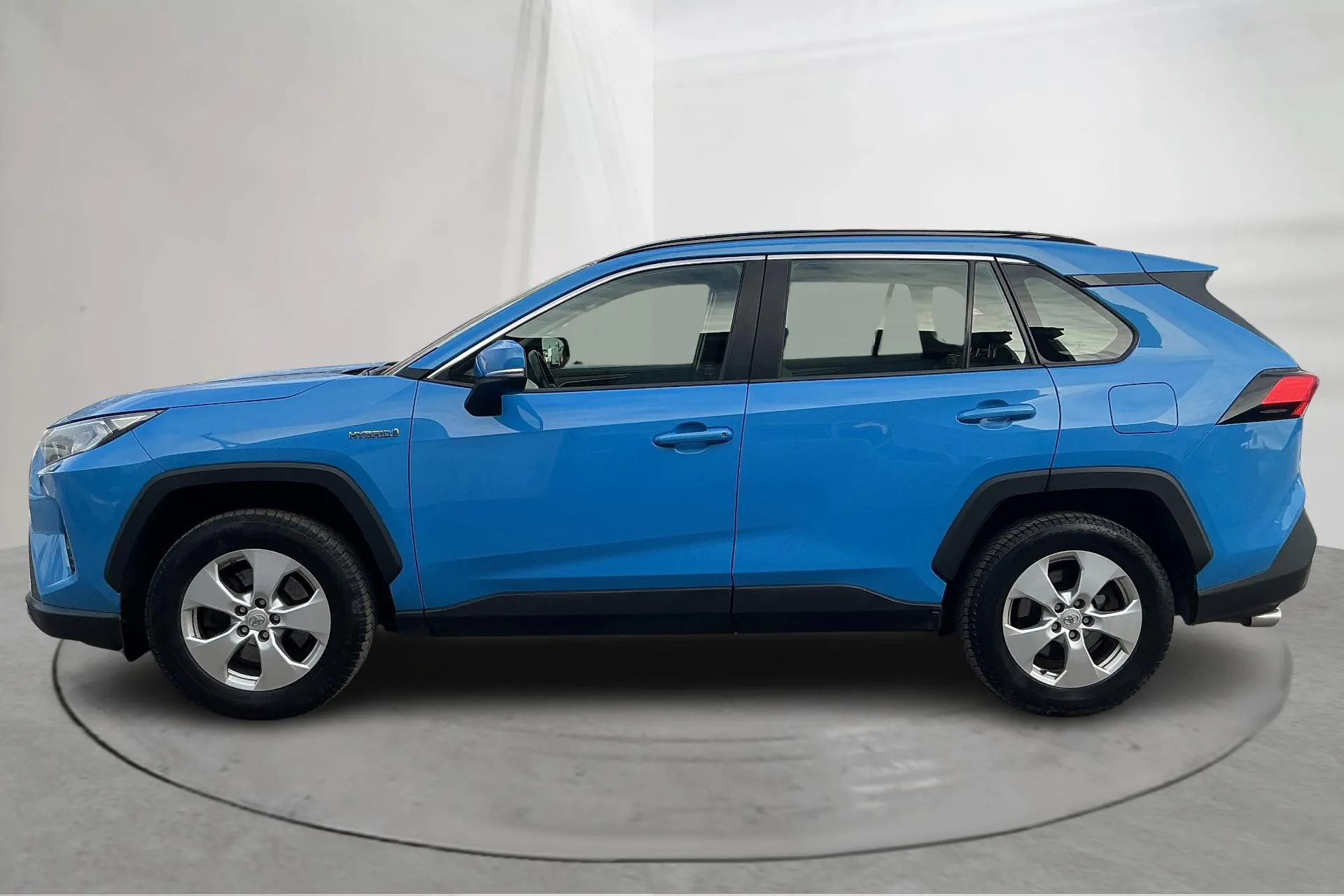 Präsentationsfoto 2 von 15: Toyota RAV4 2.5 HSD AWD (222hk) - 197 520 Kilometer - Verkaufsautomat - Blaue Farbe - 2020