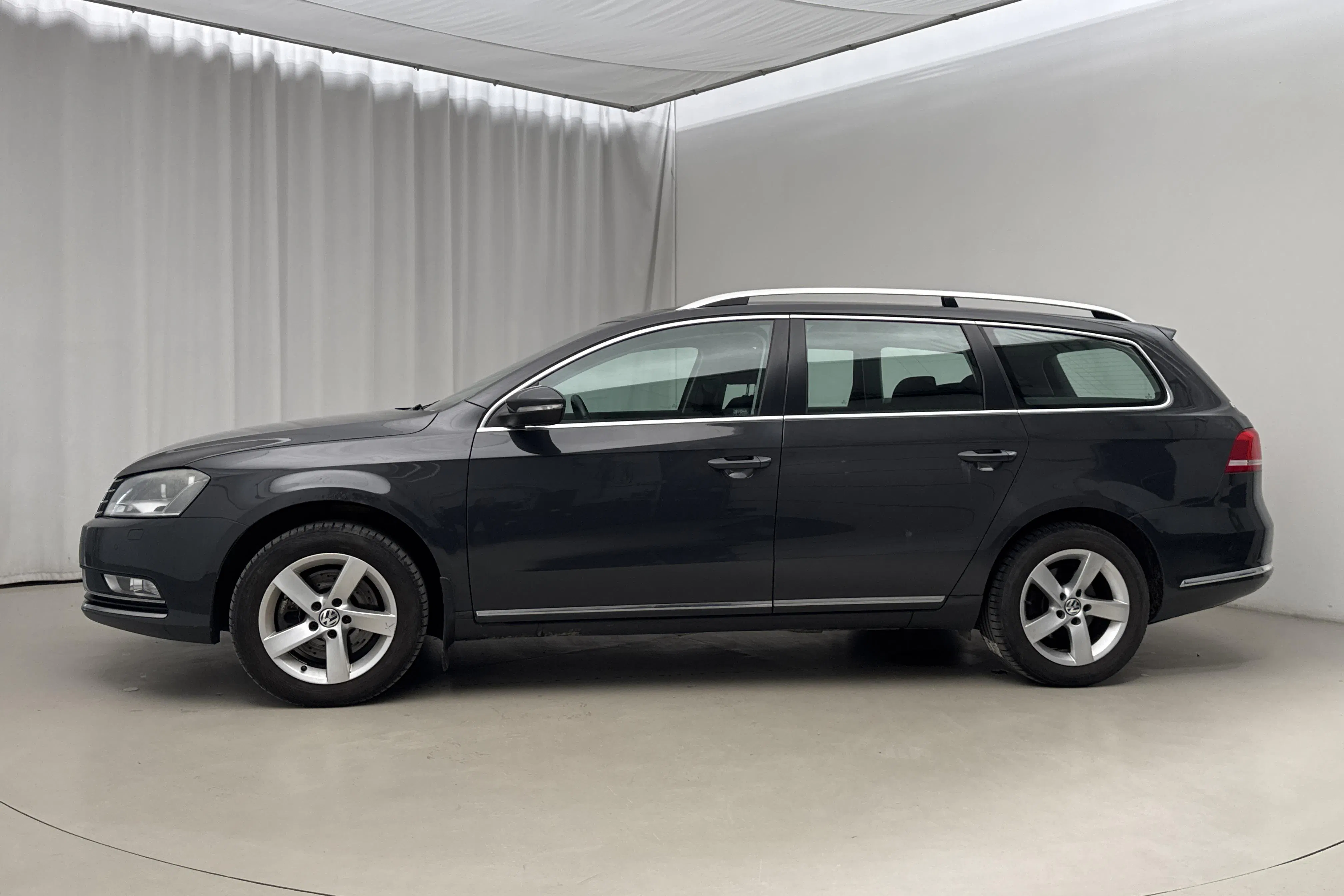 Presentationsfoto 2 av 18: VW Passat 1.4 TSI EcoFuel Variant (150hk) - 16 126 mil - Manuell - Dark Grey - 2012