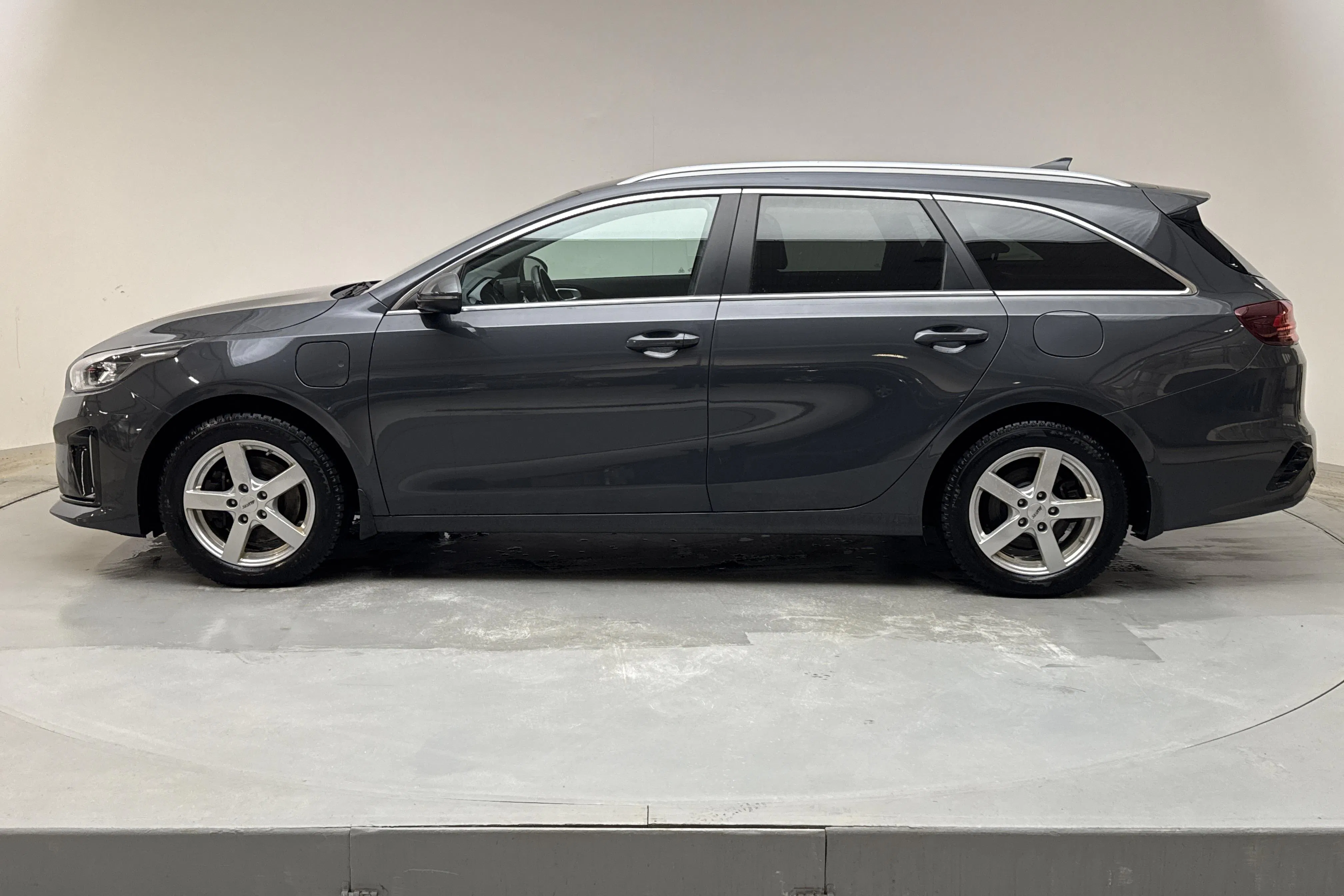 Presentationsfoto 2 av 16: KIA Ceed 1.6 Plug-in Hybrid SW (141hk) - 7 007 mil - Automat - grå - 2021