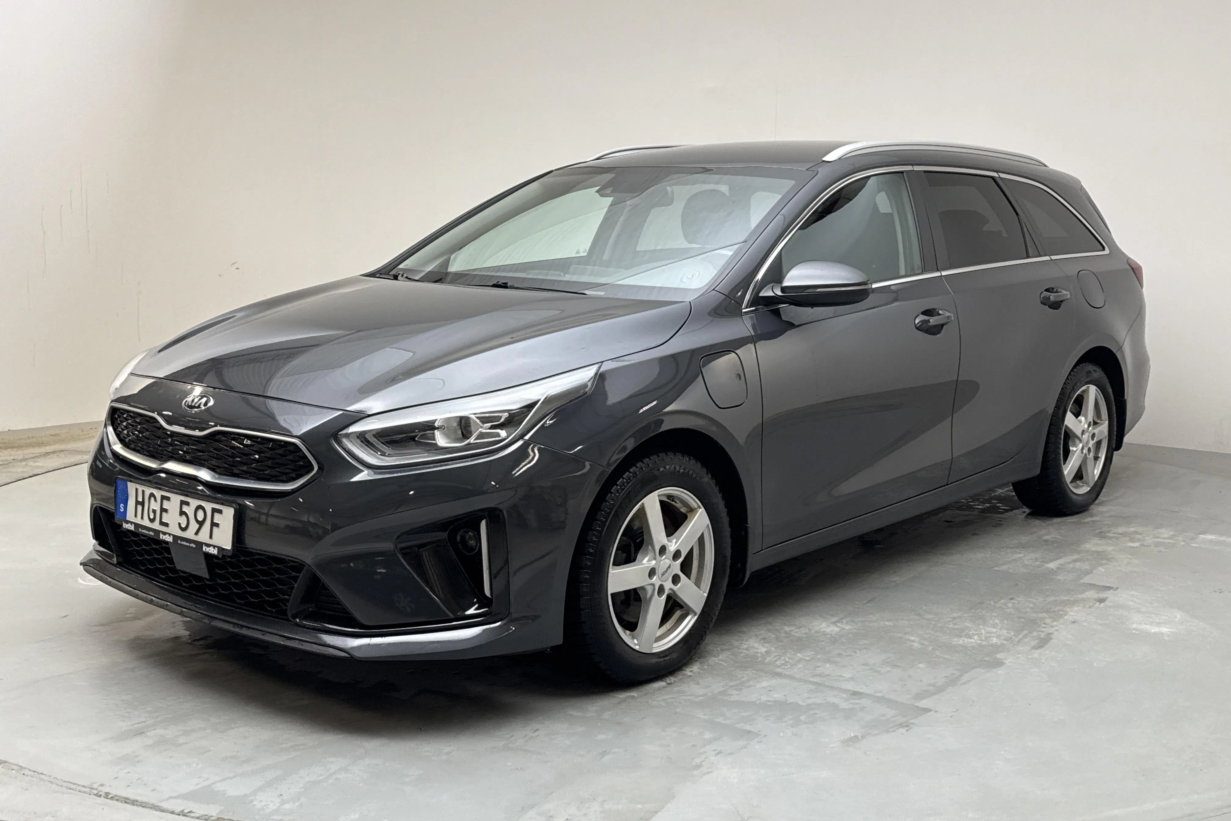 Presentationsfoto 1 av 16: KIA Ceed 1.6 Plug-in Hybrid SW (141hk) - 7 007 mil - Automat - grå - 2021