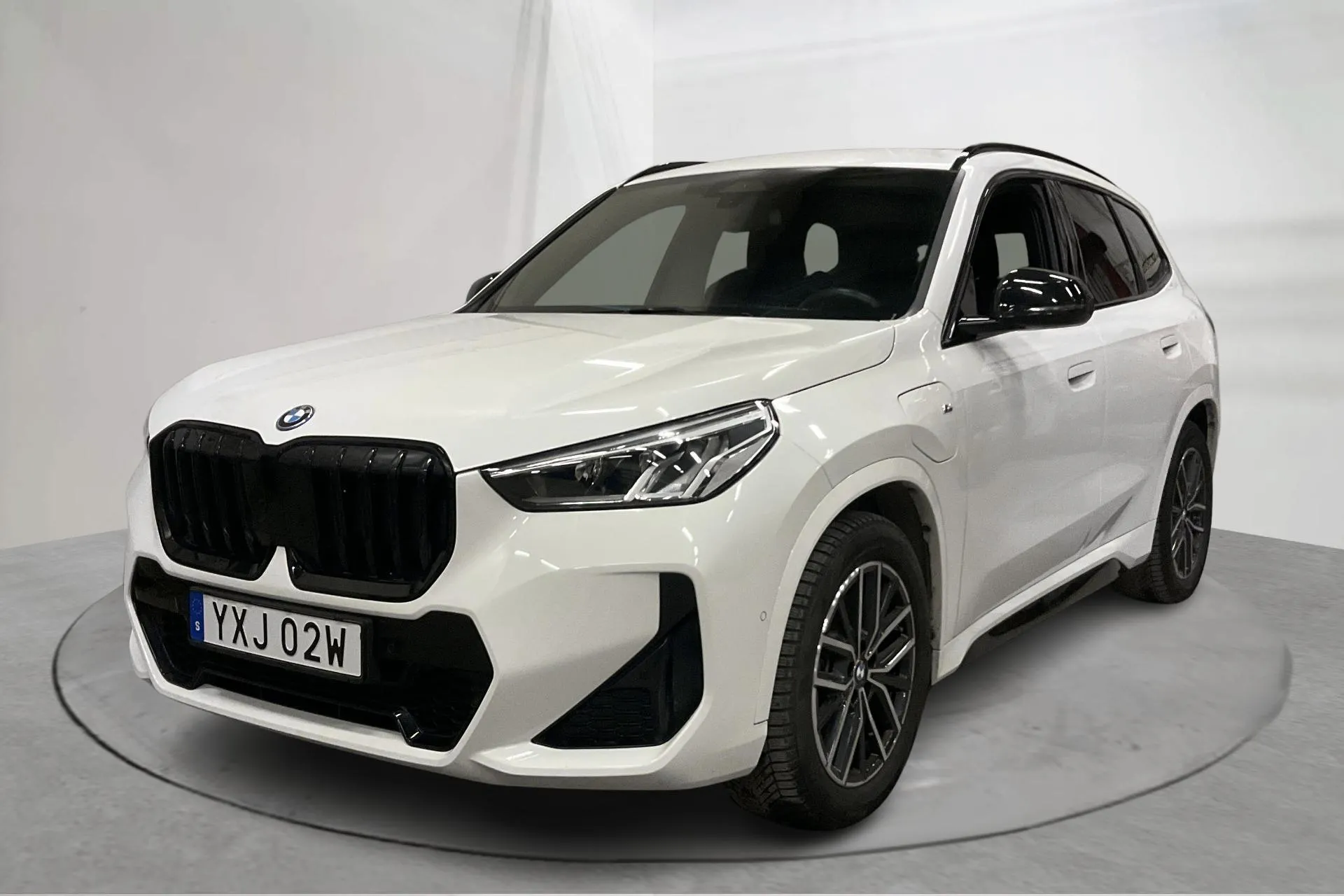 Presentationsfoto 1 av 23: BMW X1 xDrive25e, U11 (245hk) - 4 151 mil - Automat - vit - 2024