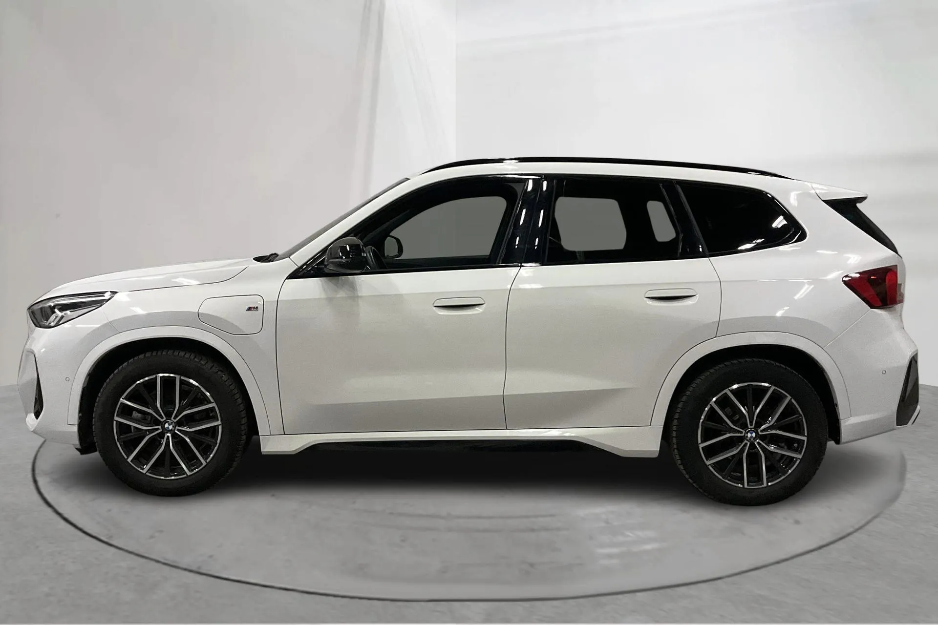 Presentationsfoto 2 av 23: BMW X1 xDrive25e, U11 (245hk) - 4 151 mil - Automat - vit - 2024