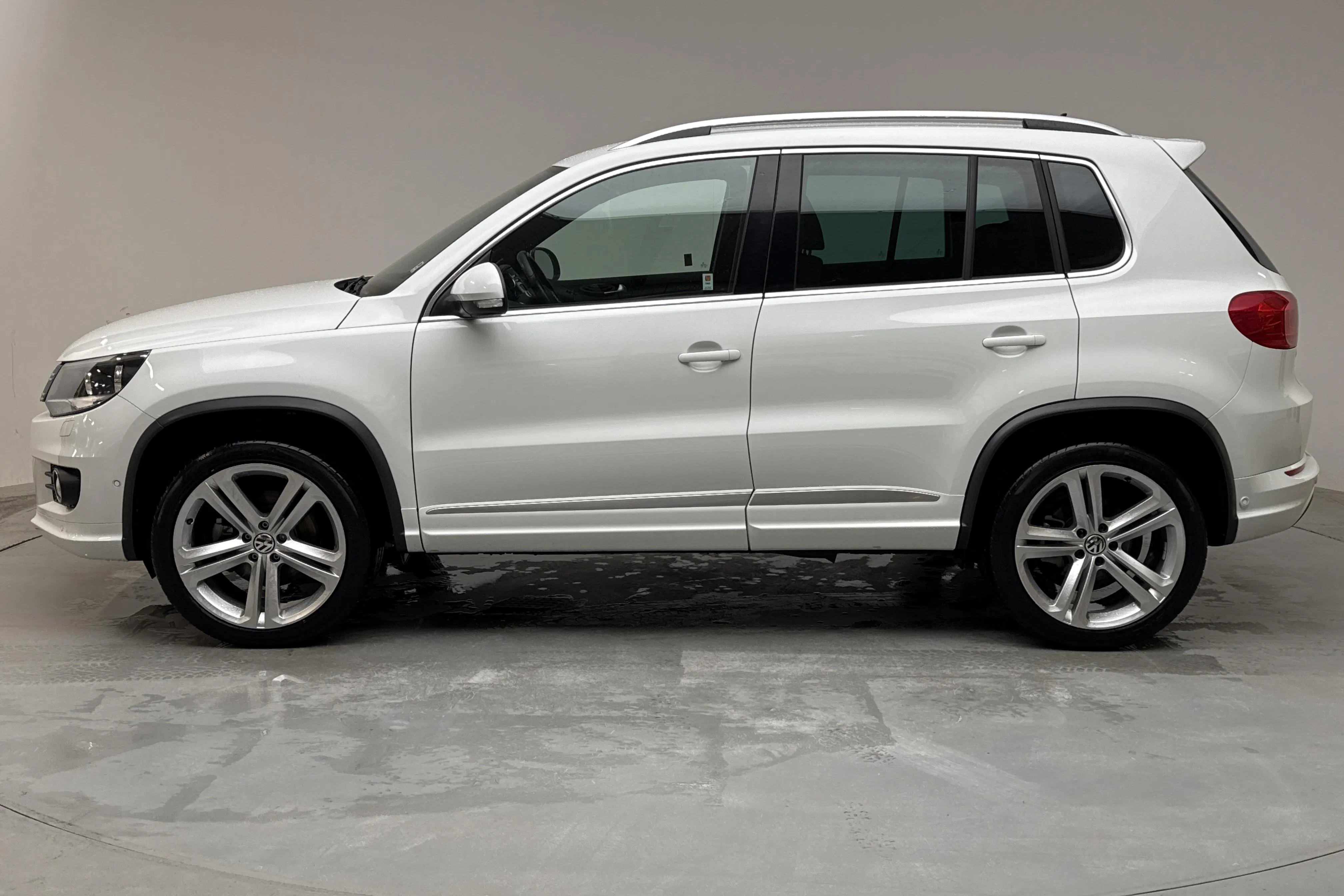 Presentationsfoto 2 av 13: VW Tiguan 2.0 TDI 4MOTION BlueMotion Technology (177hk) - 5 659 mil - Automat - vit - 2014