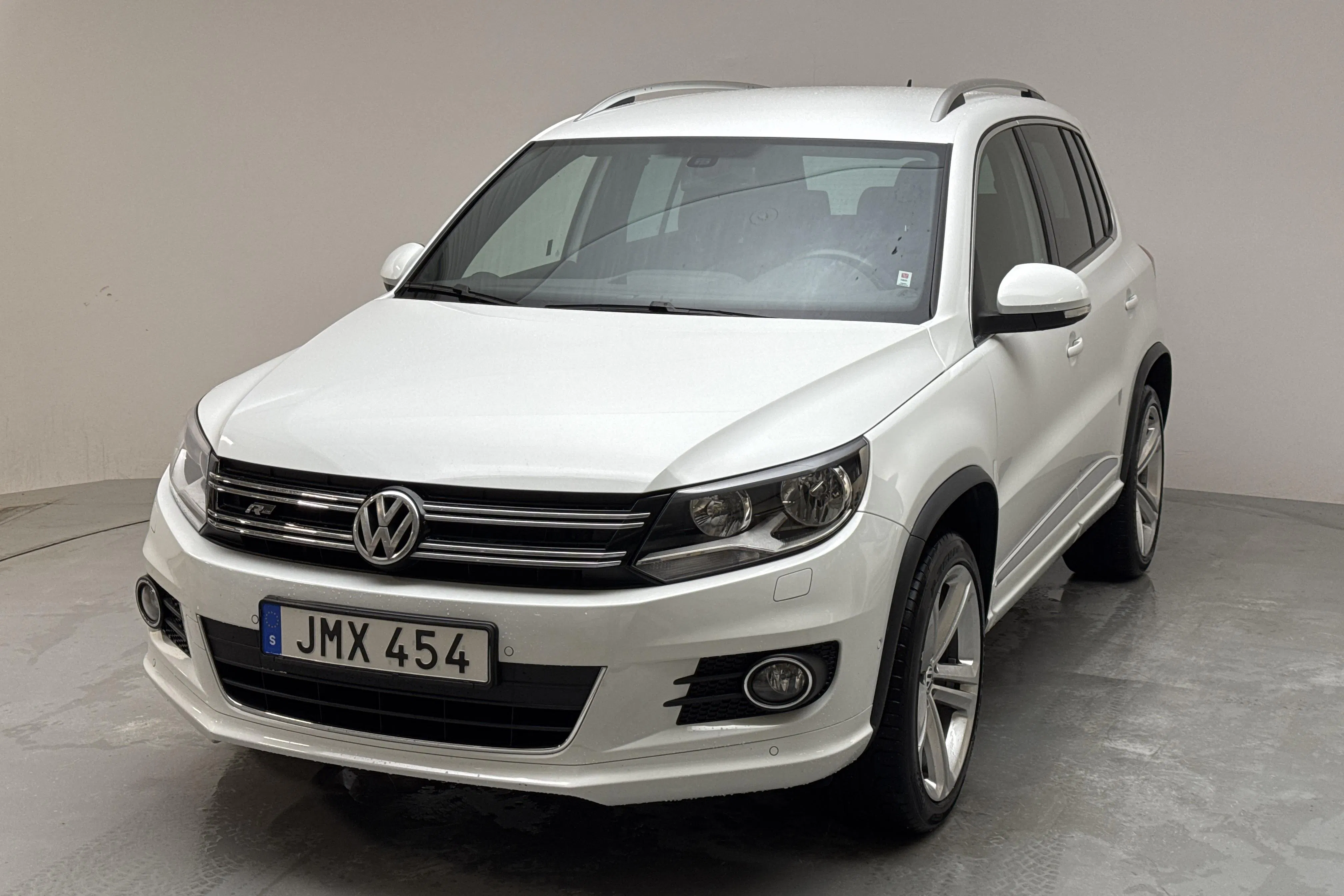 Presentationsfoto 1 av 13: VW Tiguan 2.0 TDI 4MOTION BlueMotion Technology (177hk) - 5 659 mil - Automat - vit - 2014
