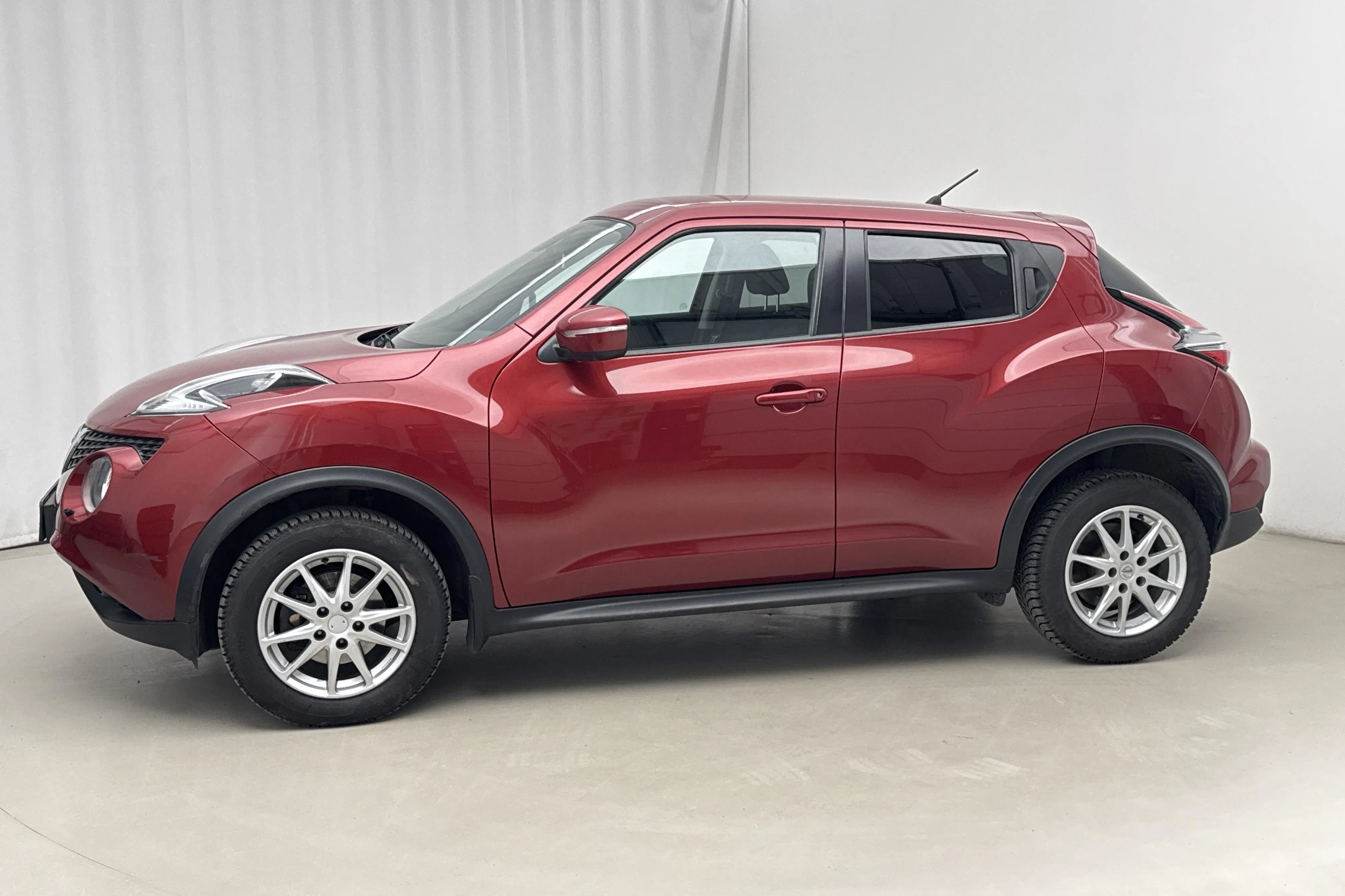Presentationsfoto 2 av 13: Nissan Juke 1.2 DIG-T (115hk) - 5 831 mil - Manuell - Dark Red - 2015