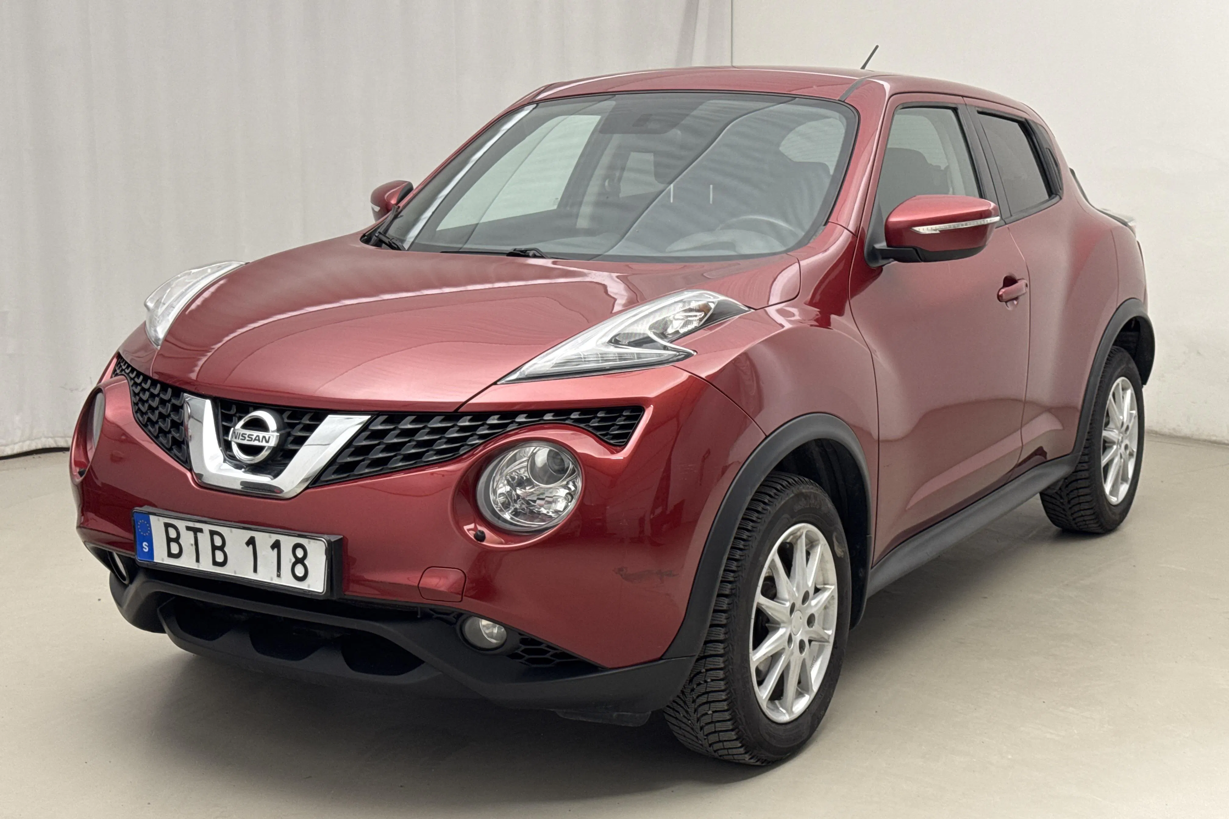 Presentationsfoto 1 av 13: Nissan Juke 1.2 DIG-T (115hk) - 5 831 mil - Manuell - Dark Red - 2015