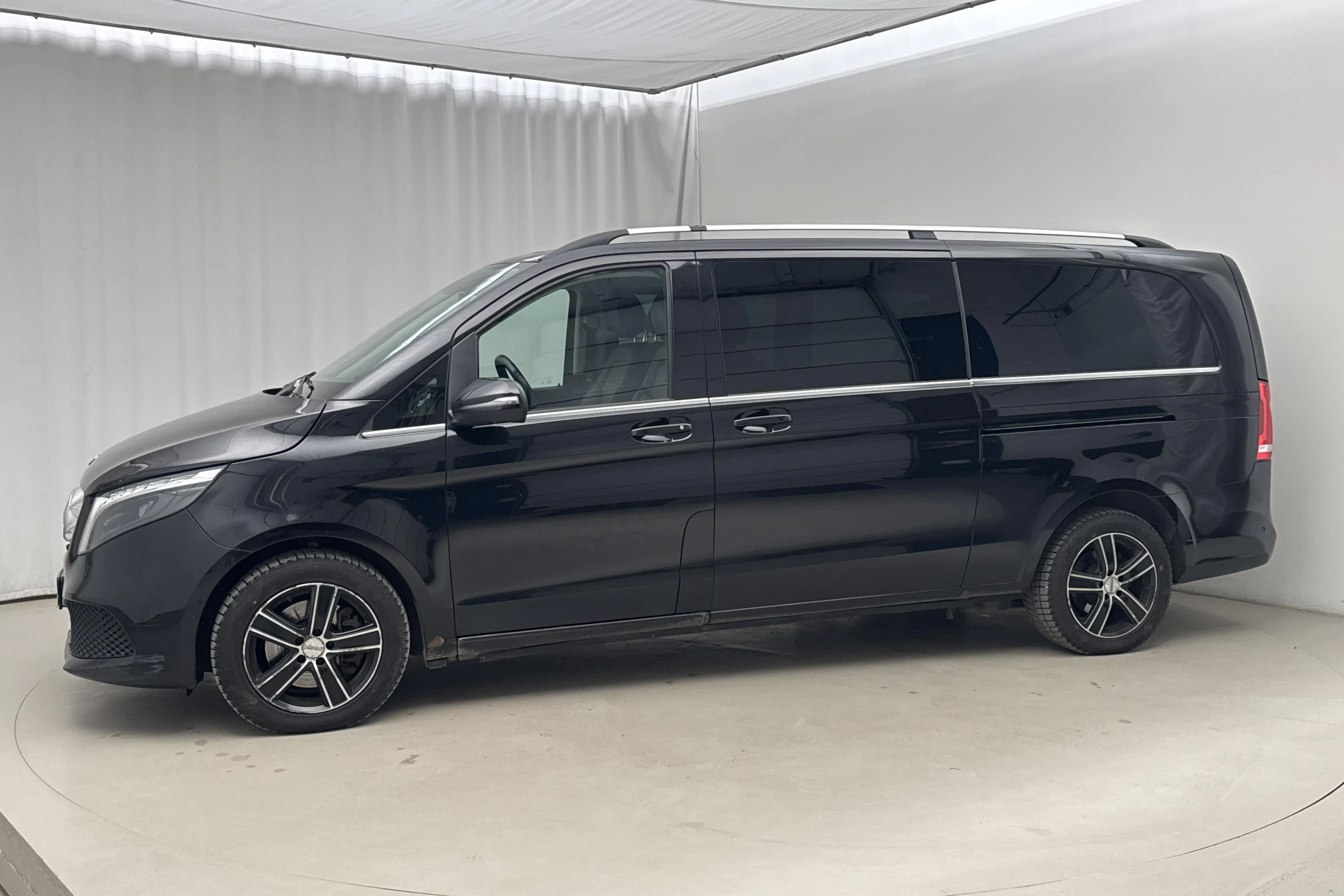 Presentation photo 2 of 16: Mercedes V 250 d 4MATIC W447 (190hk) - 292 750 km - Automatic - black - 2023