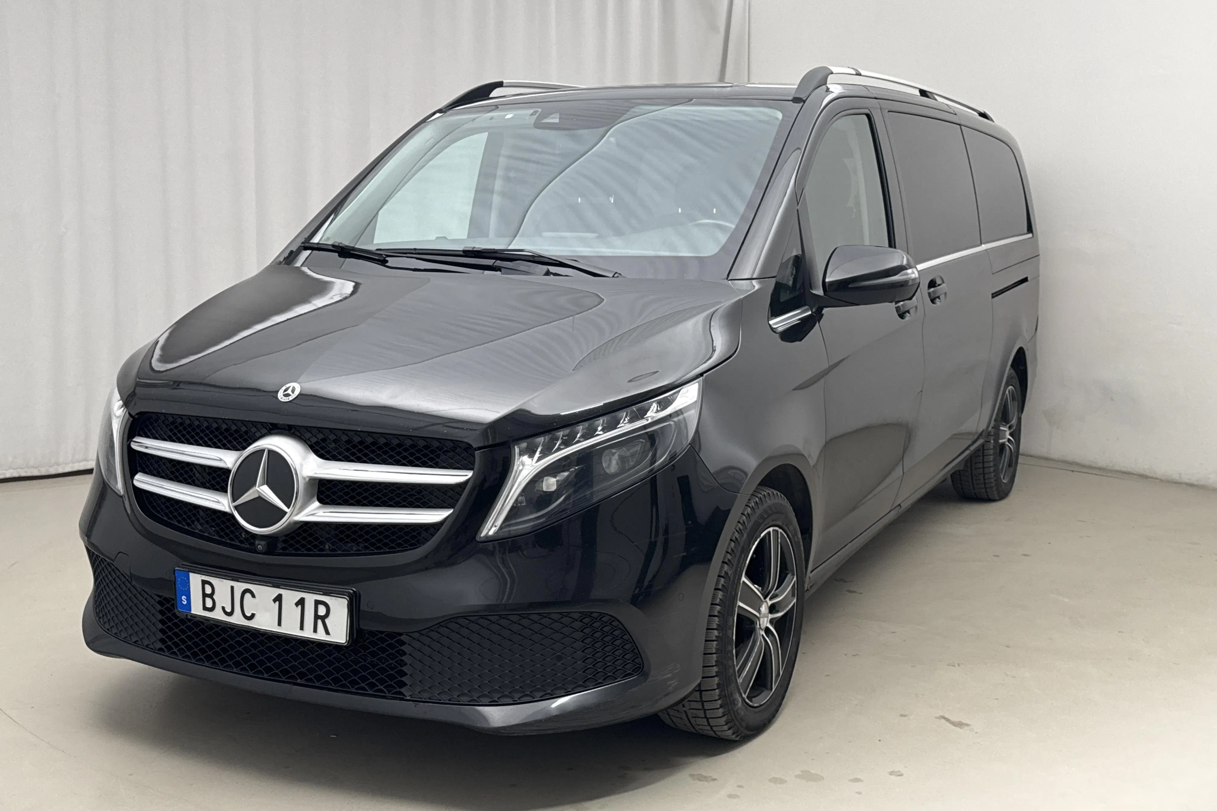 Presentation photo 1 of 16: Mercedes V 250 d 4MATIC W447 (190hk) - 292 750 km - Automatic - black - 2023