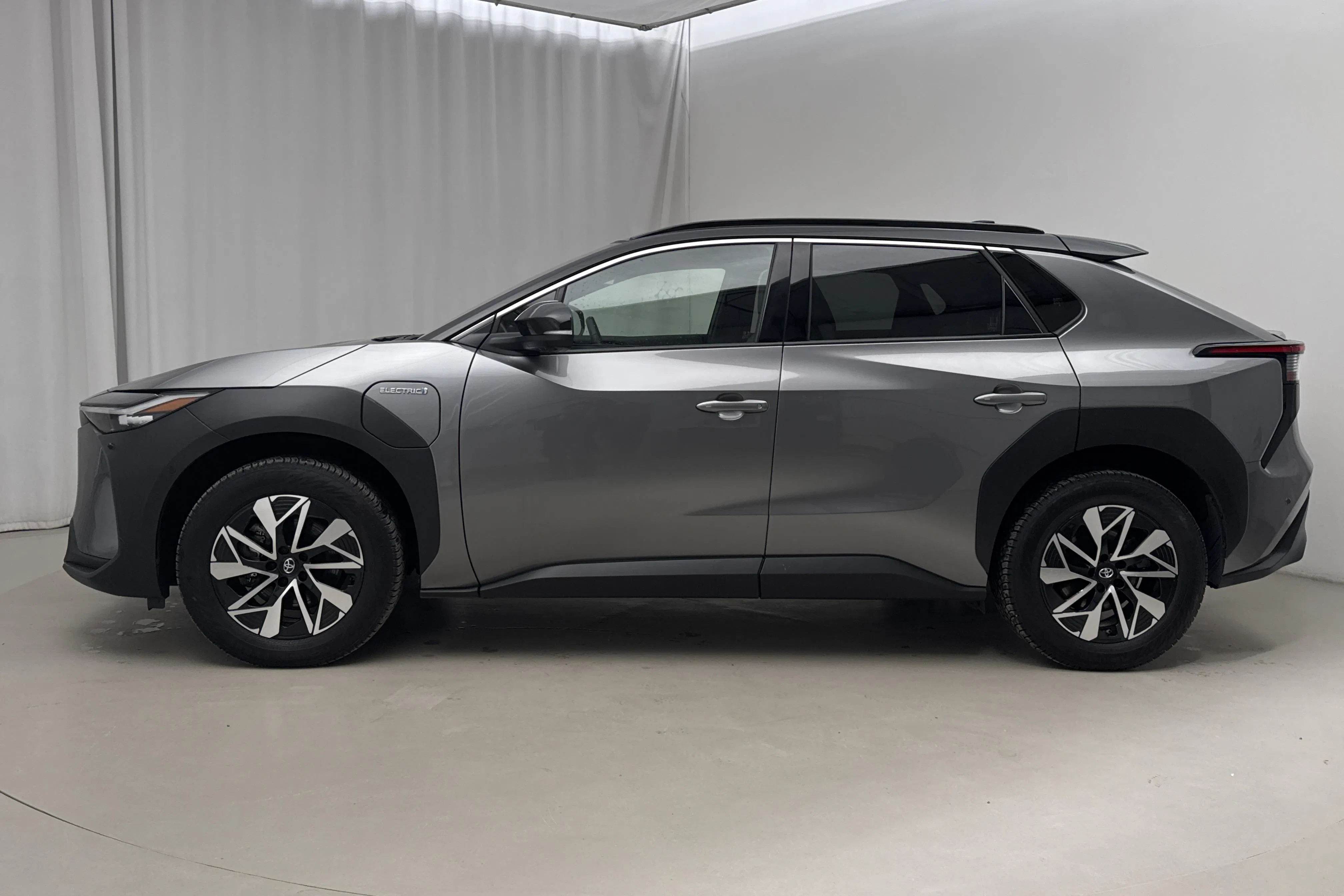 Presentationsfoto 2 av 17: Toyota bZ4X AWD (218hk) - 8 316 mil - Automat - silver - 2023