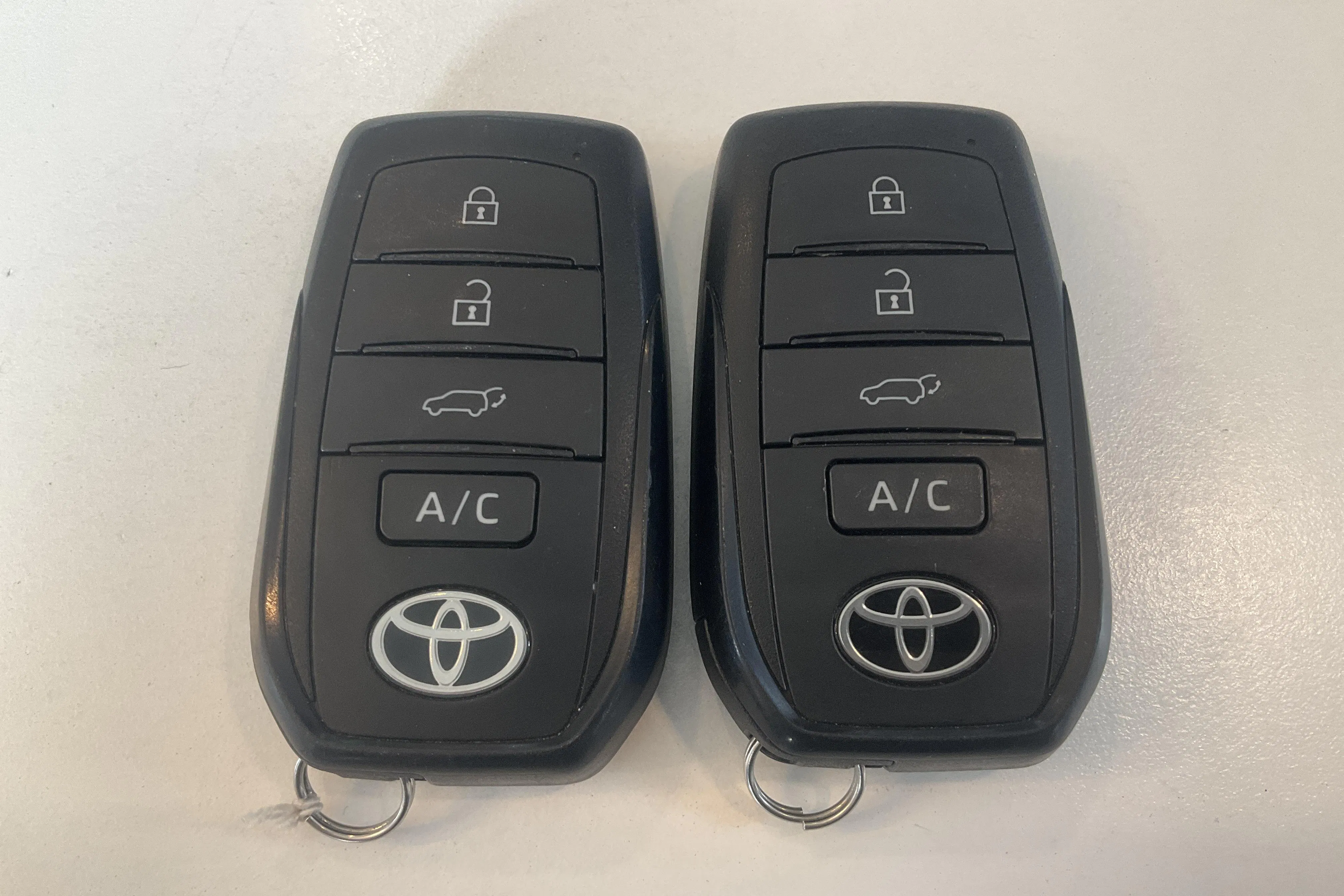 Presentationsfoto 17 av 17: Toyota bZ4X AWD (218hk) - 8 316 mil - Automat - silver - 2023