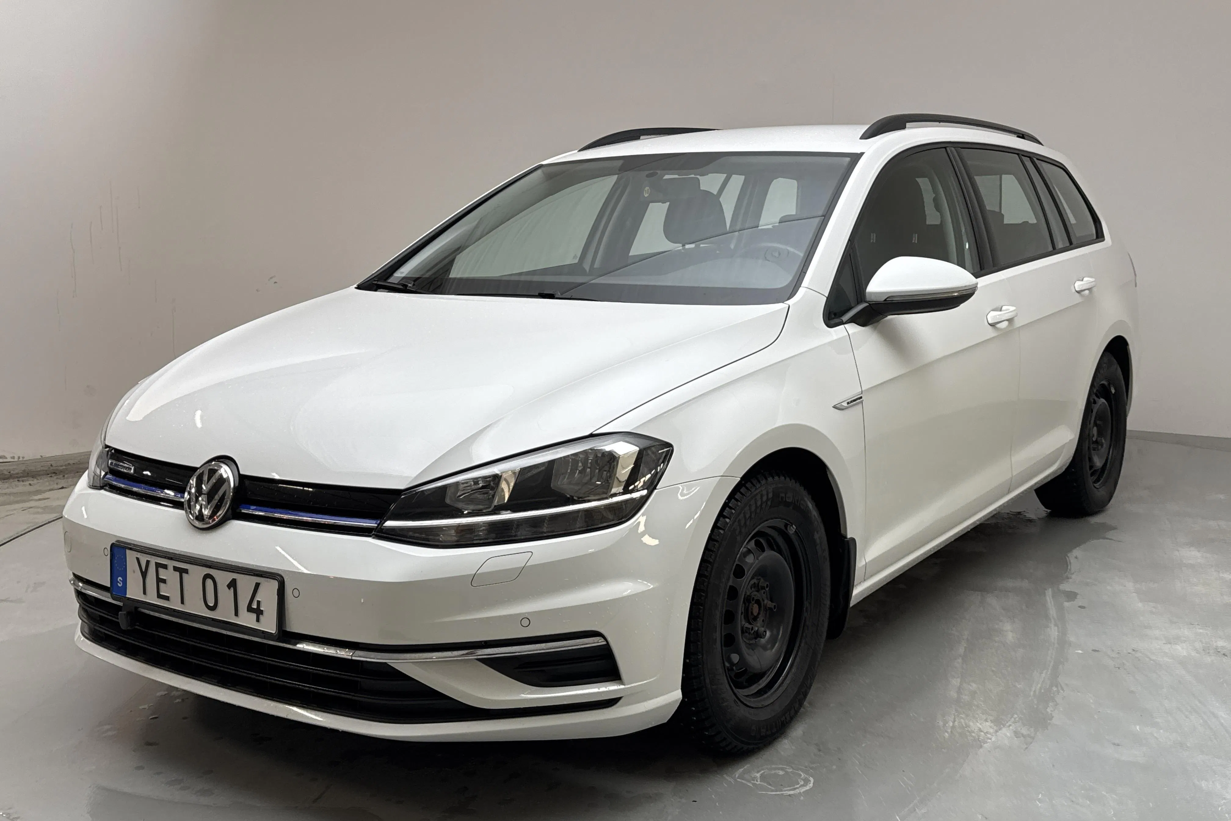 Presentationsfoto 1 av 15: VW Golf VII 1.4 TGI BlueMotion Sportscombi (110hk) - 6 174 mil - Automat - vit - 2018