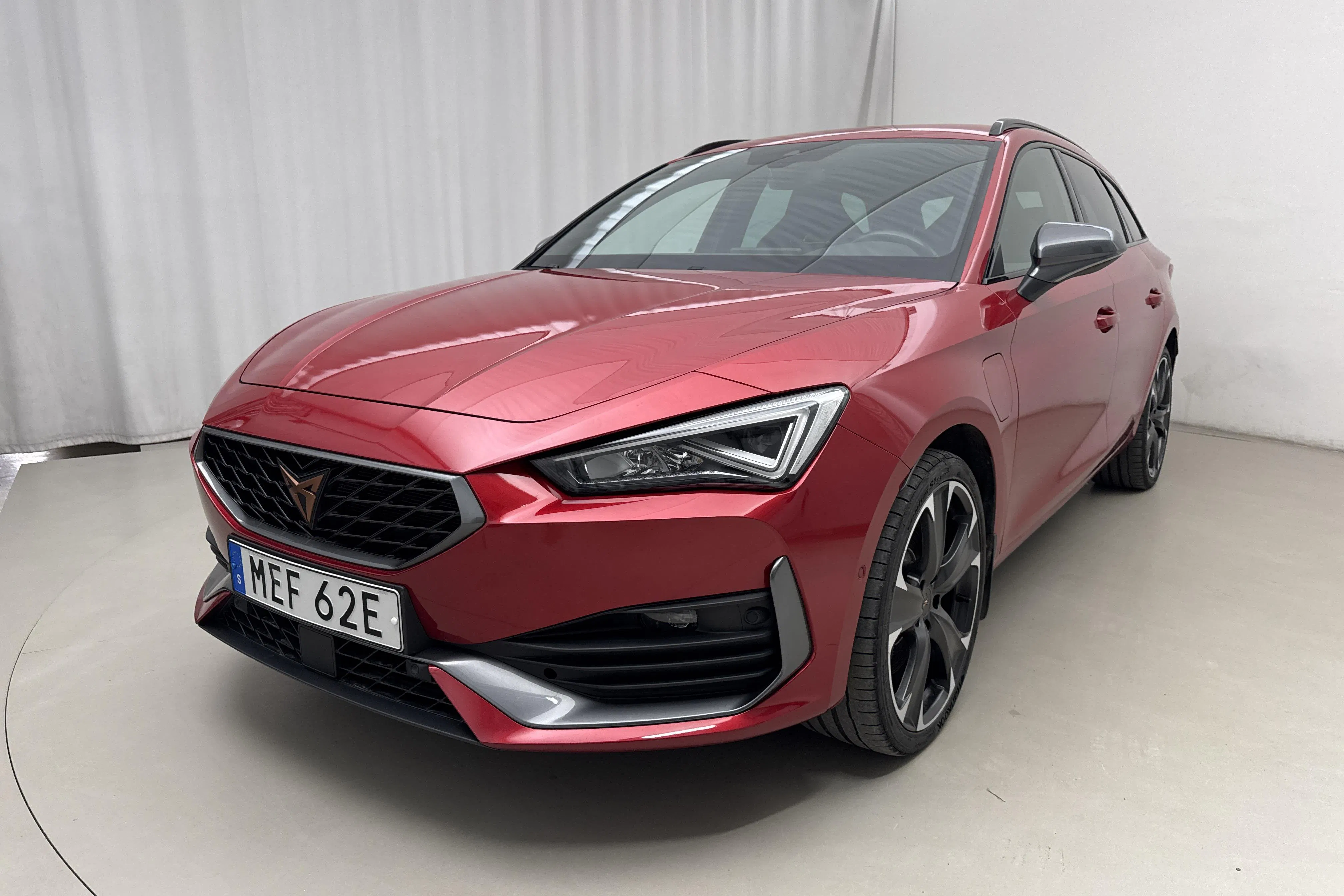 Presentationsfoto 1 av 18: Cupra Leon VZ 1.4 e-HYBRID Sportstourer (245hk) - 5 201 mil - Automat - röd - 2021