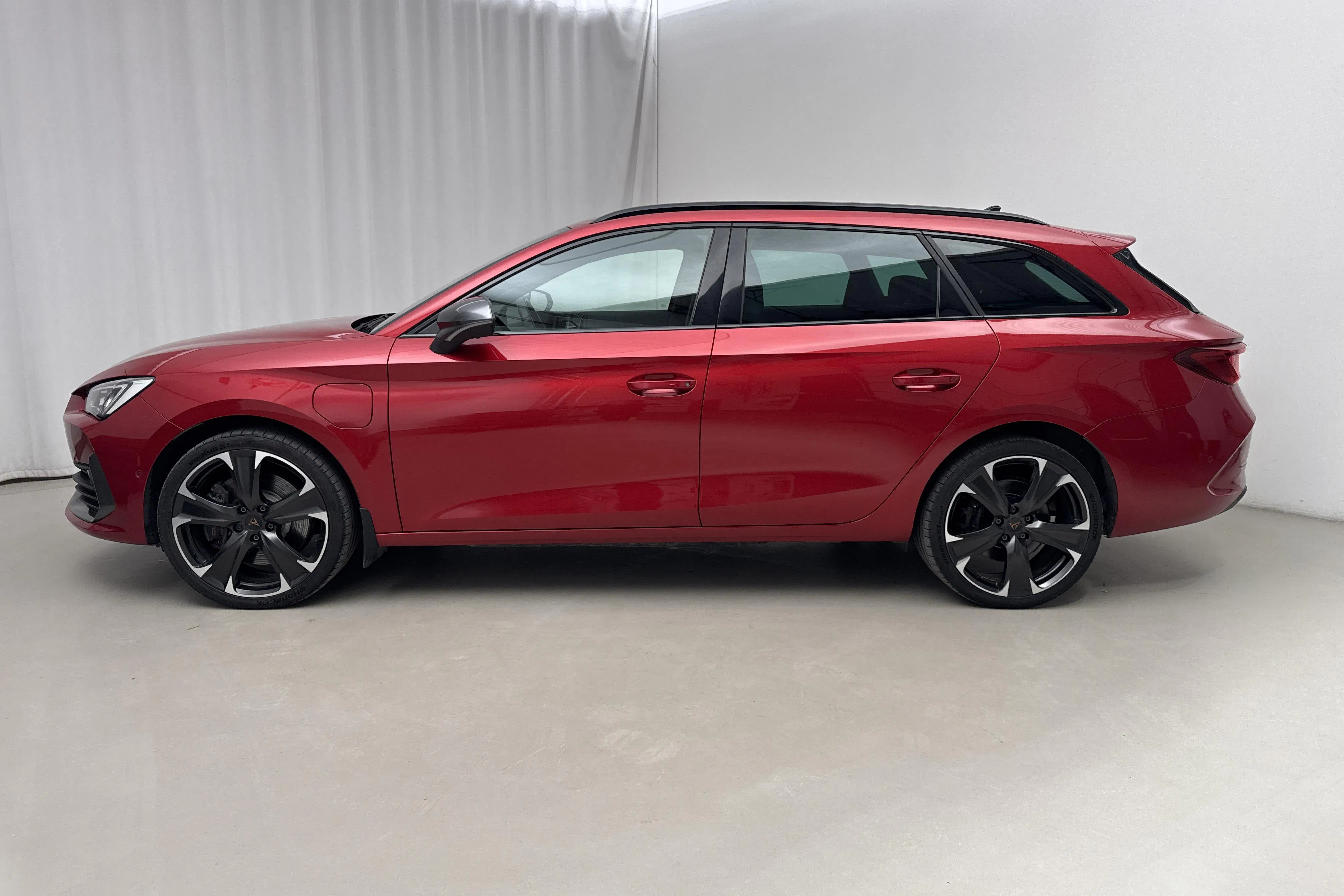 Presentationsfoto 2 av 18: Cupra Leon VZ 1.4 e-HYBRID Sportstourer (245hk) - 5 201 mil - Automat - röd - 2021