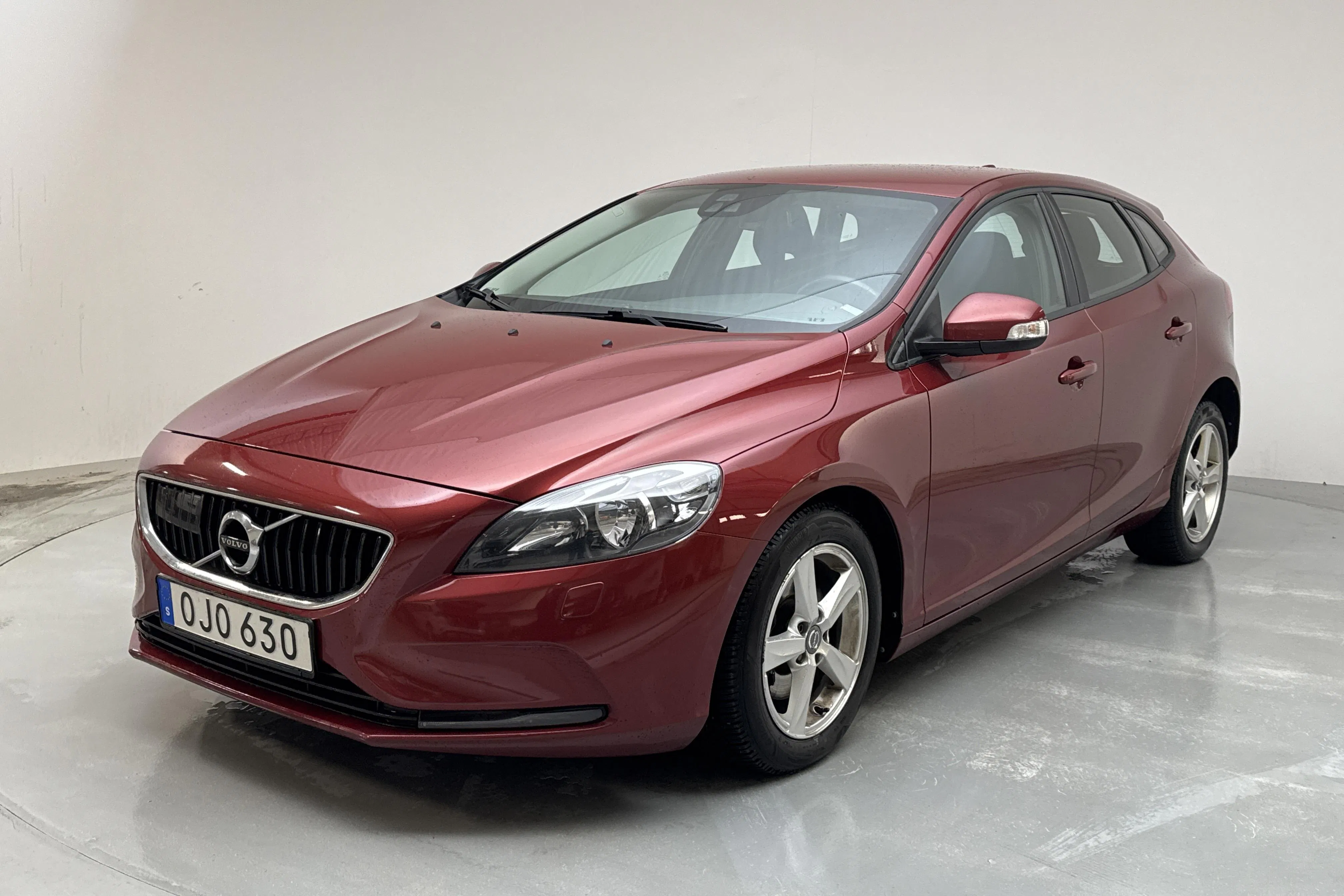 Presentation photo 1 of 13: Volvo V40 T2 (122hk) - 114 670 km - Manual - red - 2017