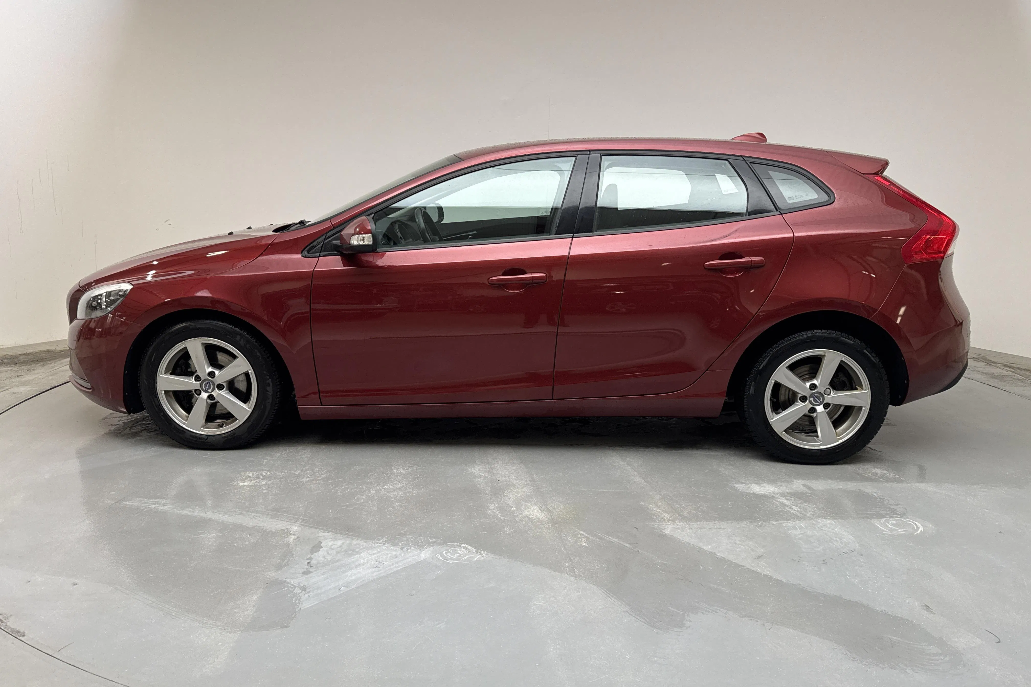 Presentation photo 2 of 13: Volvo V40 T2 (122hk) - 114 670 km - Manual - red - 2017