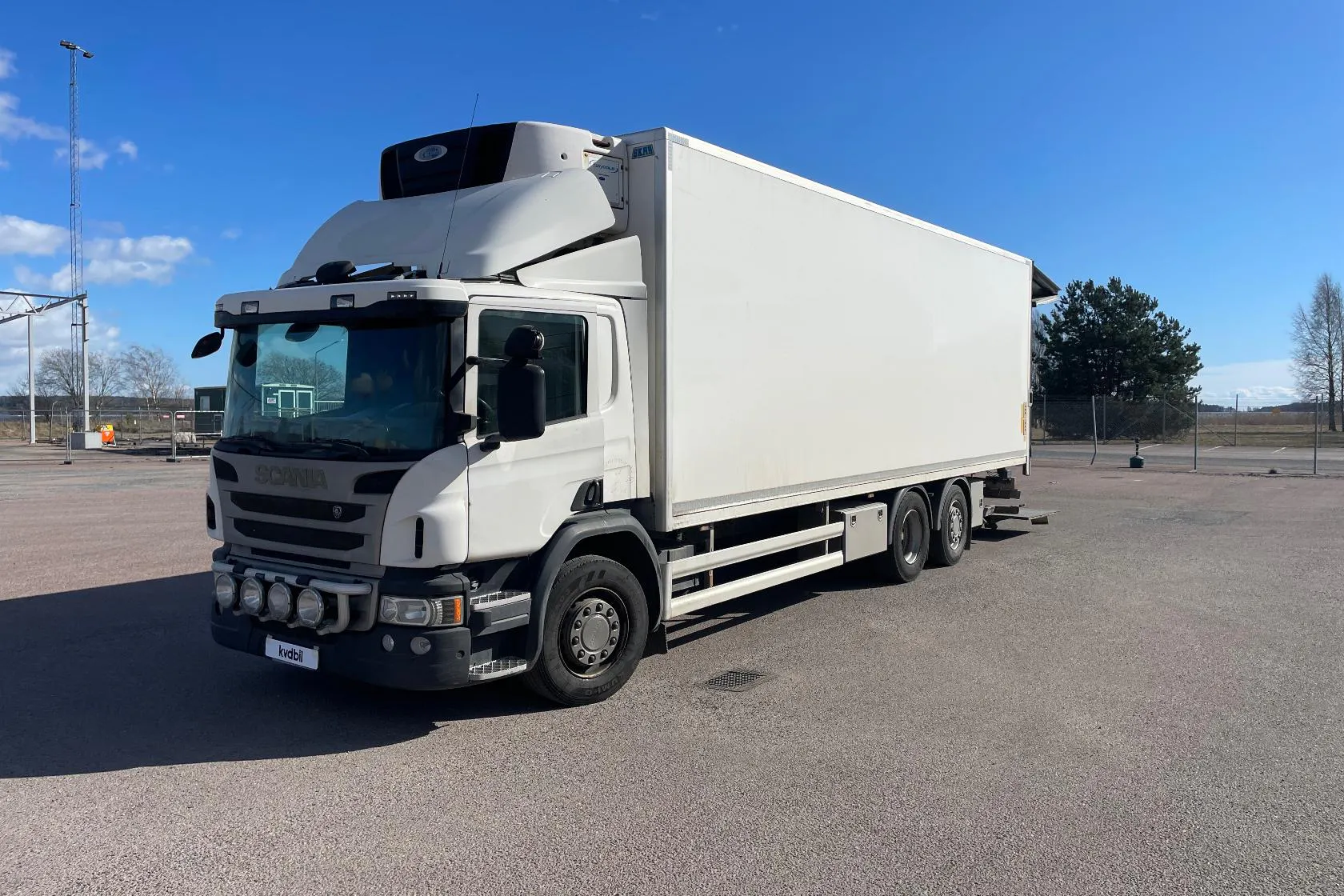 Presentationsfoto 1 av 74: Scania P450LB - 1 059 818 km - Automat - vit - 2015