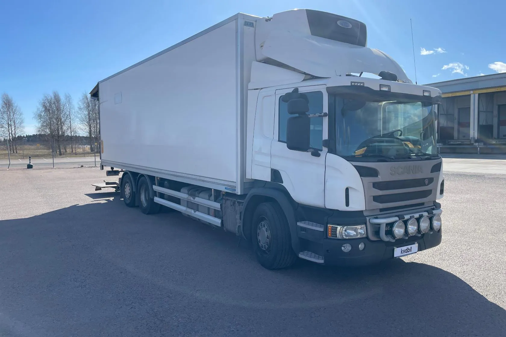 Presentationsfoto 2 av 74: Scania P450LB - 1 059 818 km - Automat - vit - 2015