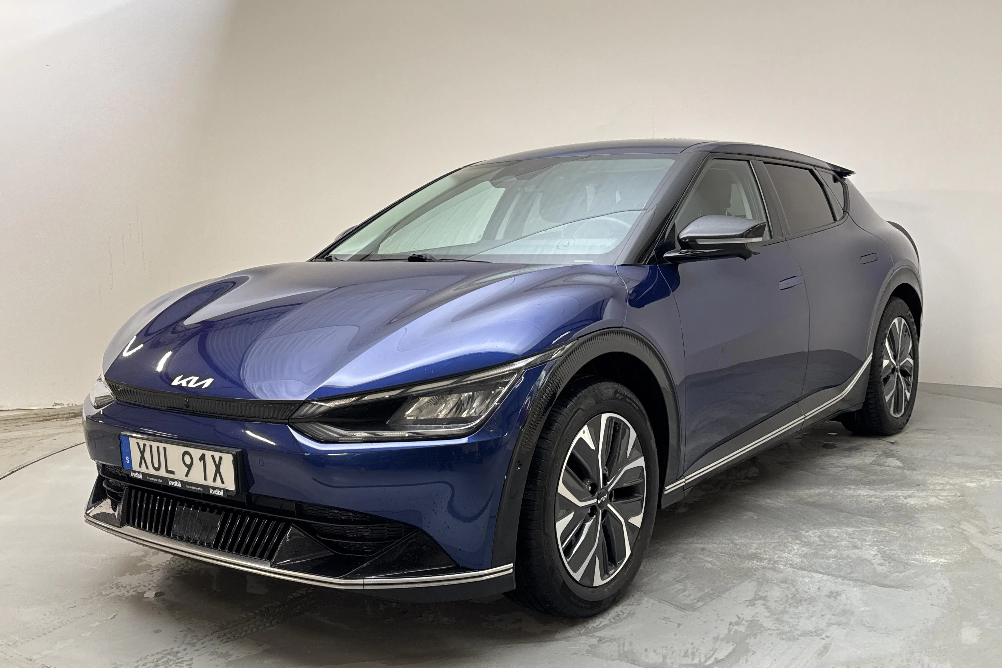 Presentationsfoto 1 av 16: KIA EV6 RWD (228hk) - 9 058 mil - Automat - blå - 2022