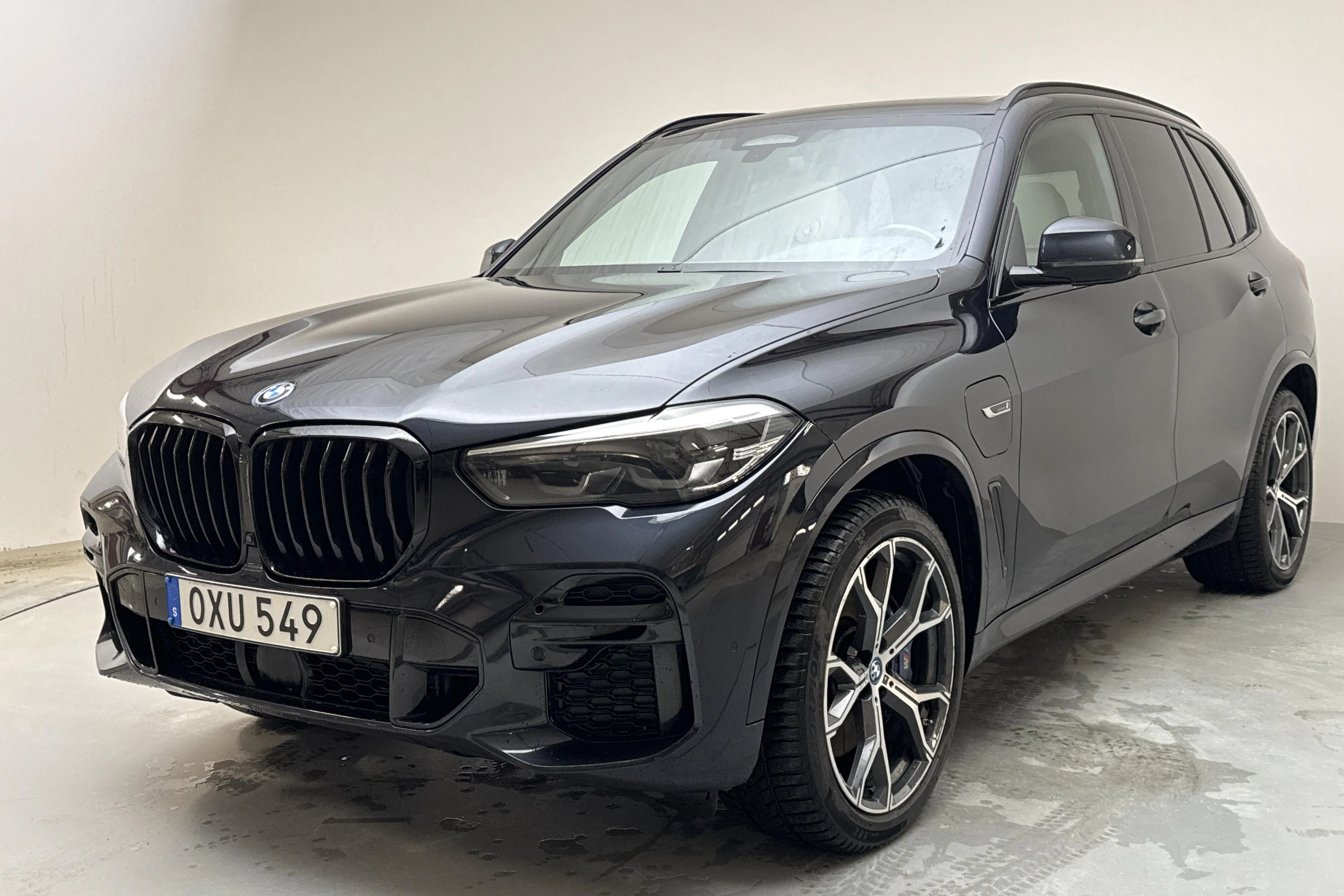 Präsentationsfoto 1 von 18: BMW X5 xDrive45e, G05 (394hk) - 176 650 Kilometer - Verkaufsautomat - Schwarz - 2022
