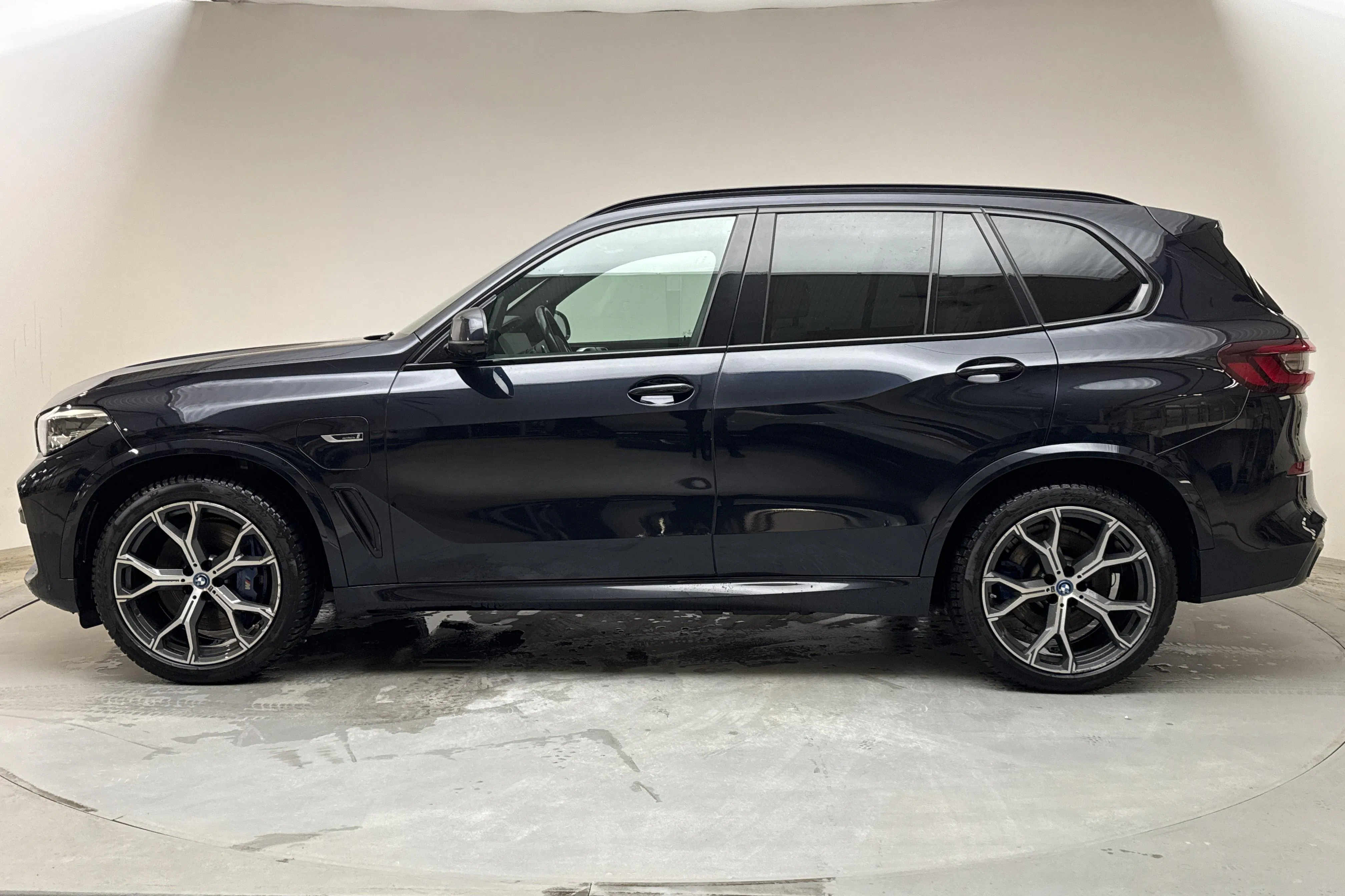 Präsentationsfoto 2 von 18: BMW X5 xDrive45e, G05 (394hk) - 176 650 Kilometer - Verkaufsautomat - Schwarz - 2022