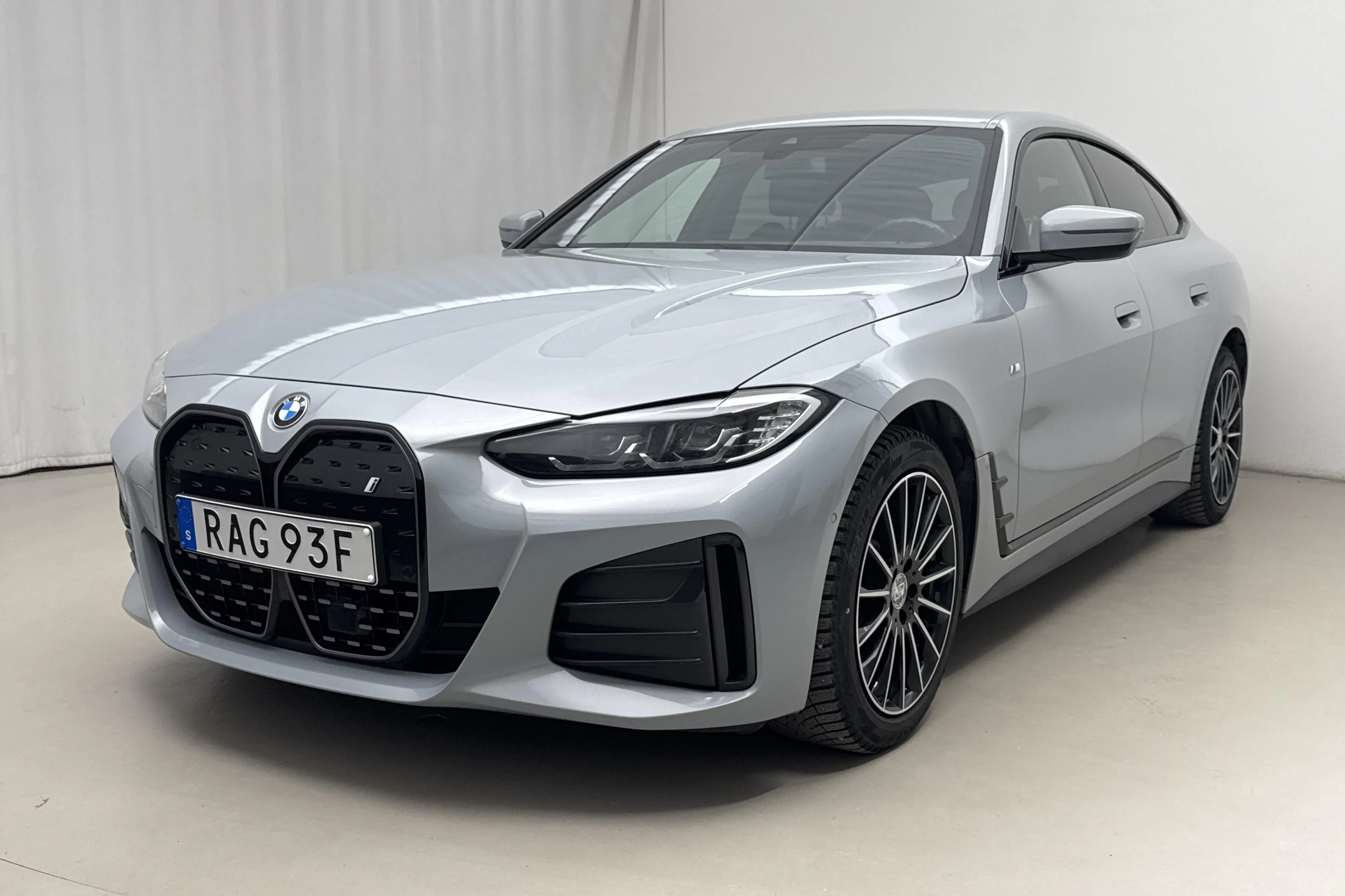 Presentationsfoto 1 av 22: BMW i4 eDrive40, G26 (340hk) - 10 156 mil - Automat - grå - 2023