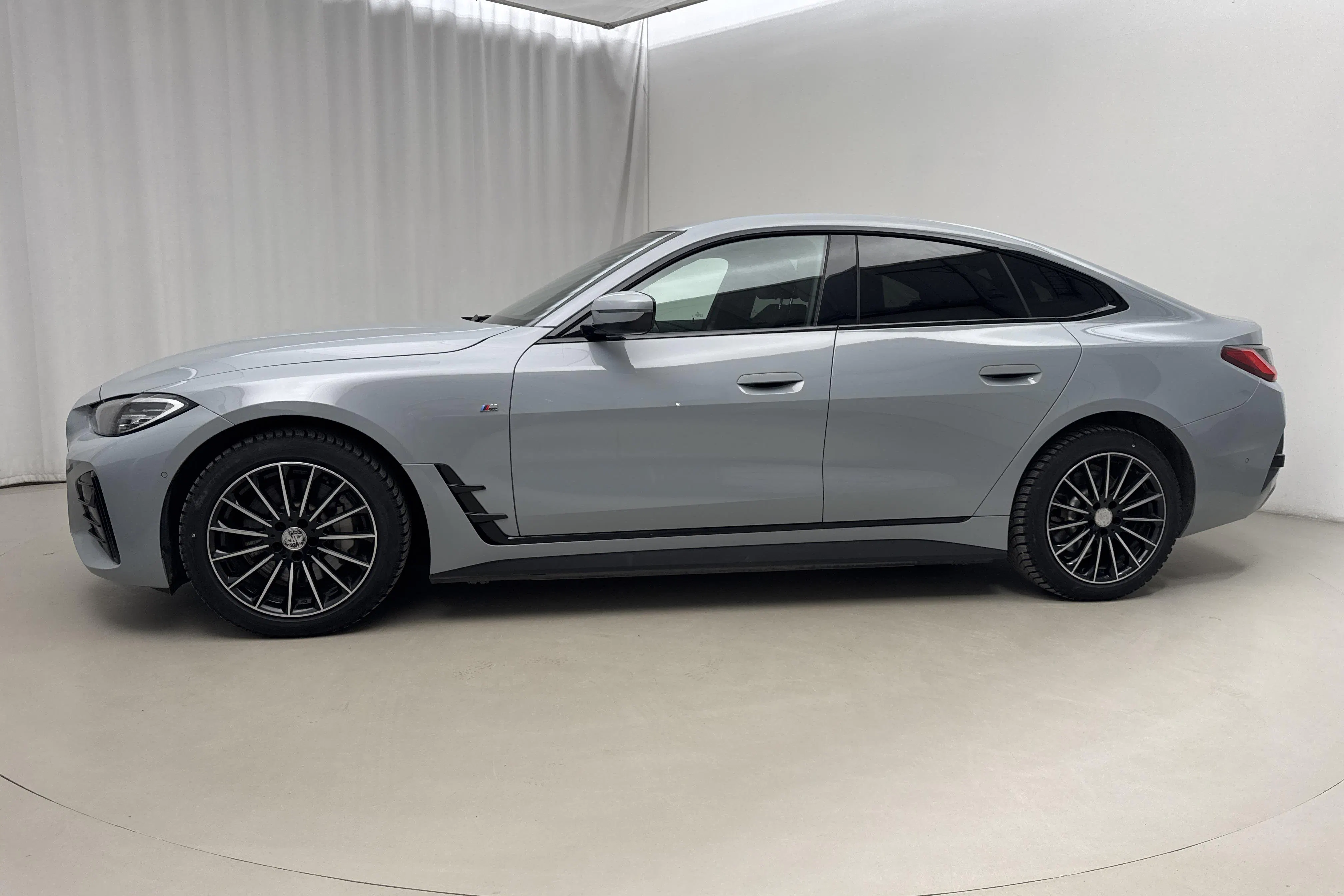 Presentationsfoto 2 av 22: BMW i4 eDrive40, G26 (340hk) - 10 156 mil - Automat - grå - 2023