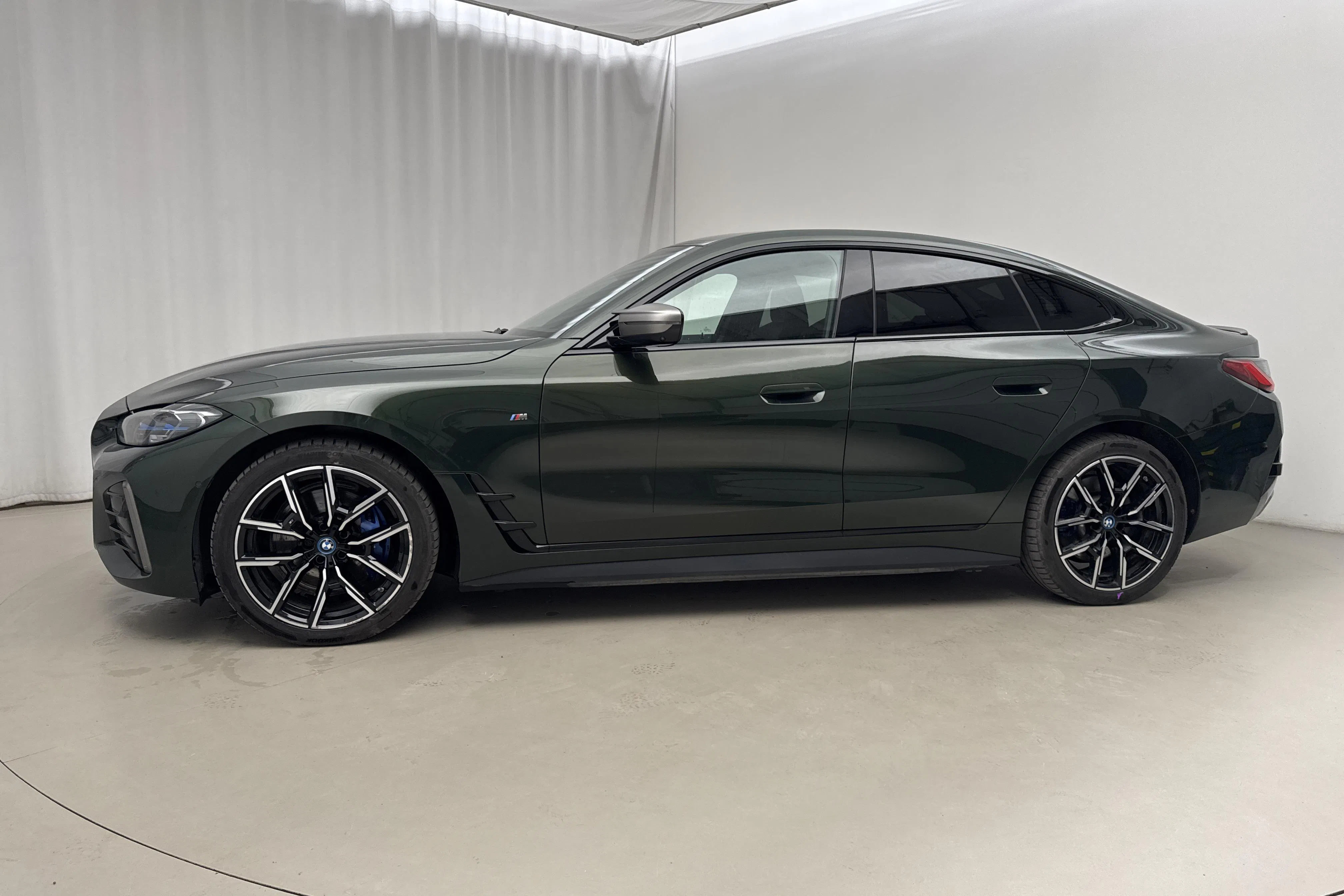 Presentationsfoto 2 av 25: BMW i4 M50 xDrive, G26 (544hk) - 12 339 mil - Automat - grön - 2023