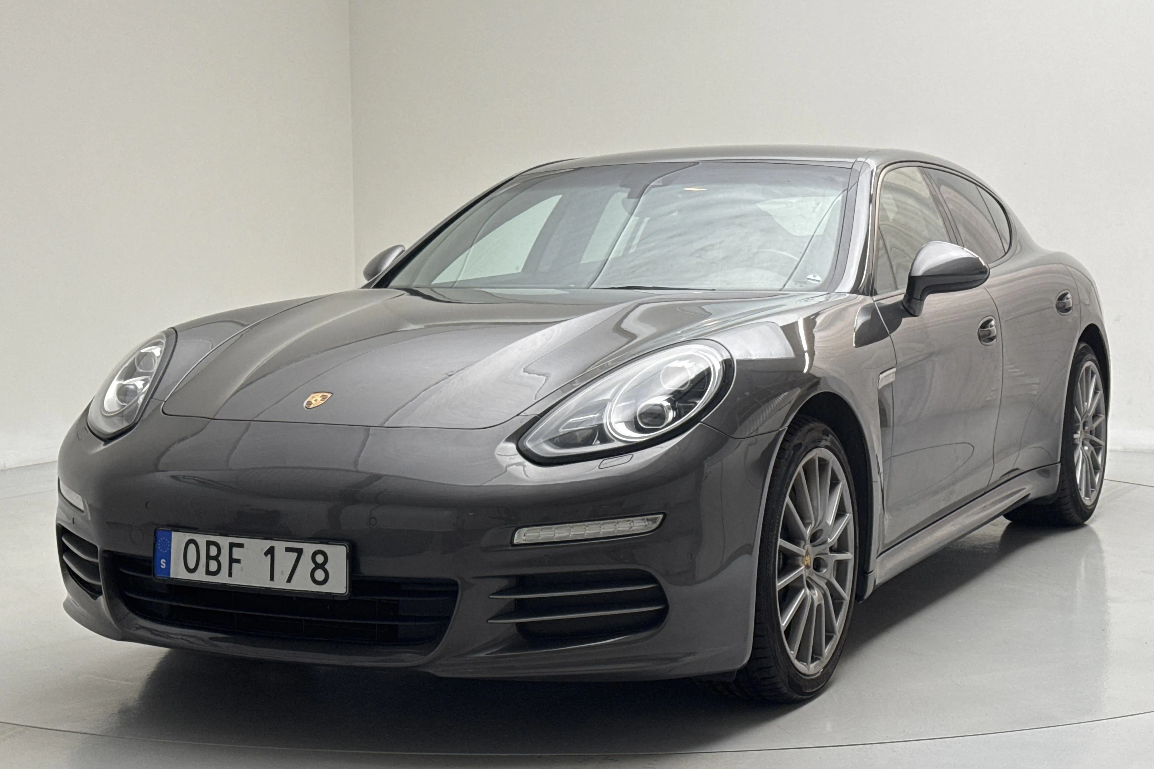 Presentationsfoto 1 av 14: Porsche Panamera 4 (310hk) - 12 730 mil - Automat - Dark Grey - 2014