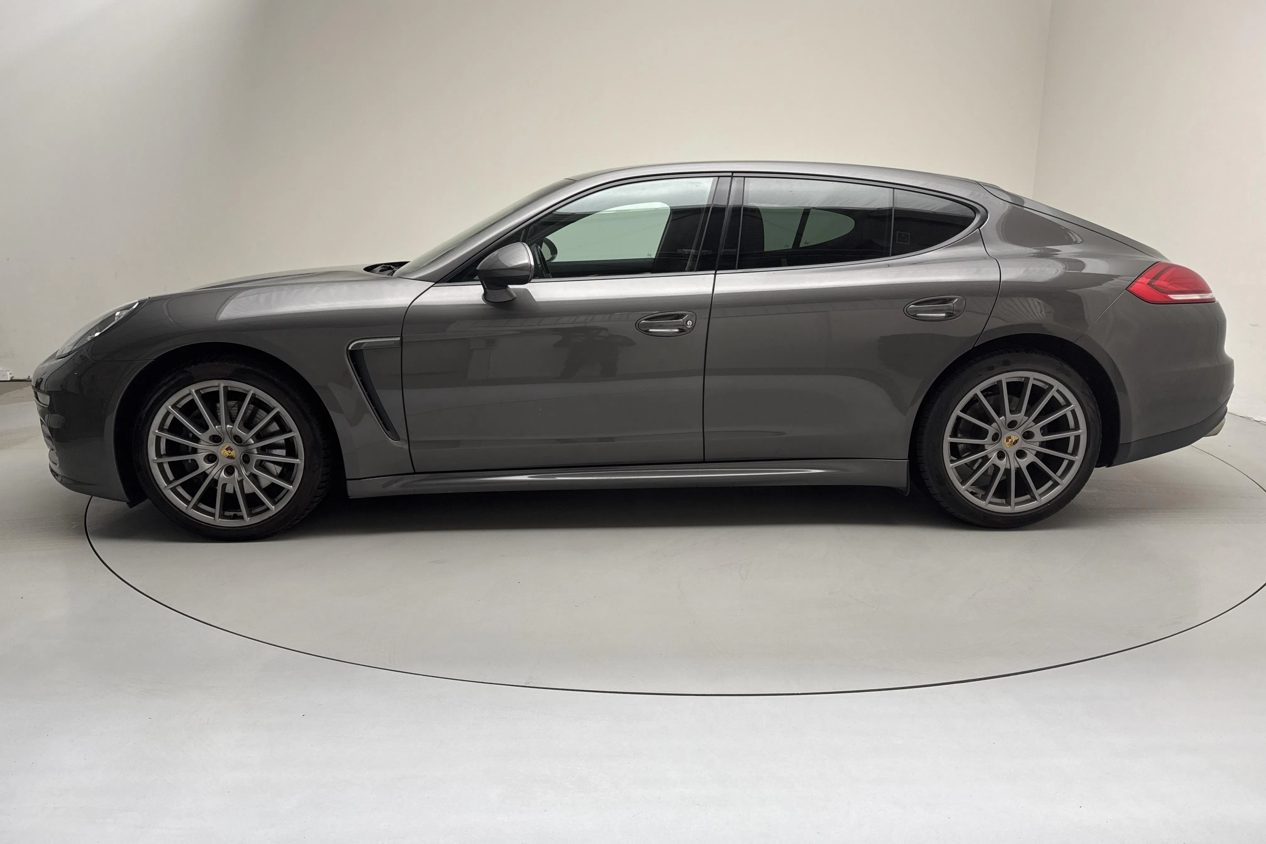 Presentationsfoto 2 av 14: Porsche Panamera 4 (310hk) - 12 730 mil - Automat - Dark Grey - 2014