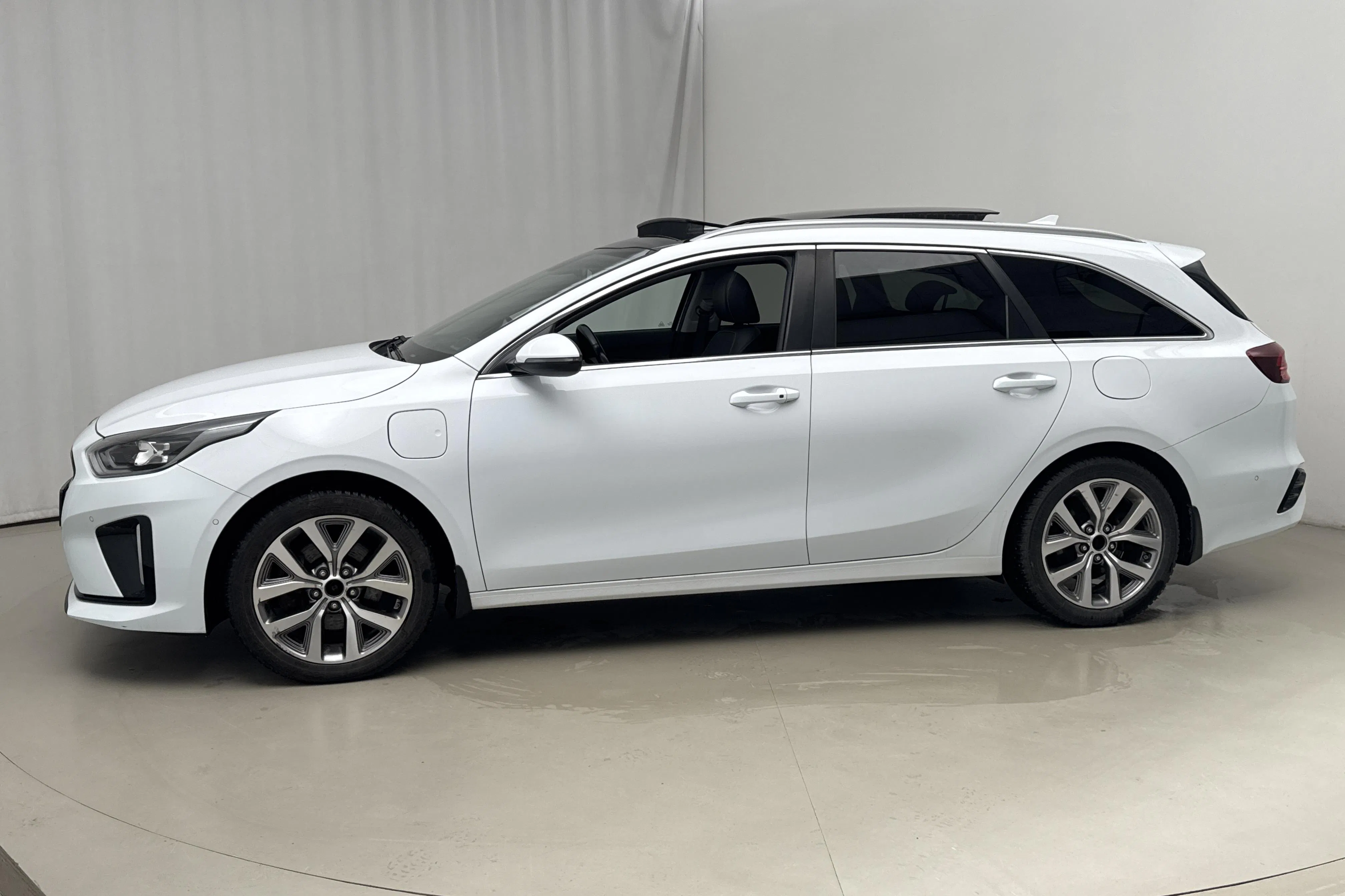 Presentation photo 2 of 23: KIA Ceed 1.6 Plug-in Hybrid SW (141hk) - 85 130 km - Automatic - white - 2021