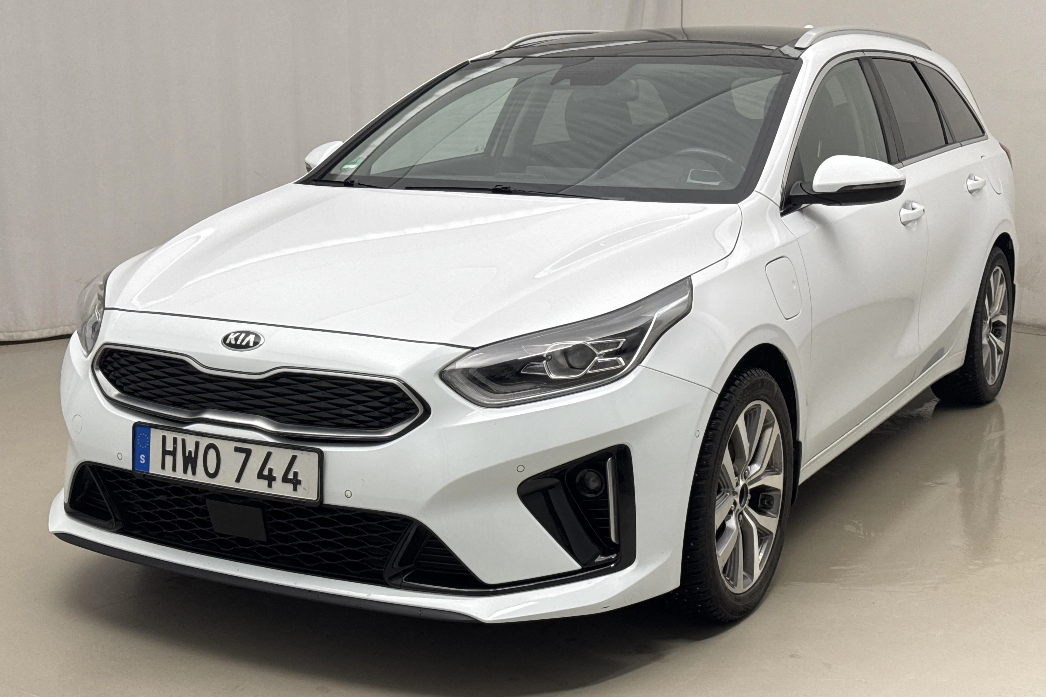 Presentation photo 1 of 23: KIA Ceed 1.6 Plug-in Hybrid SW (141hk) - 85 130 km - Automatic - white - 2021