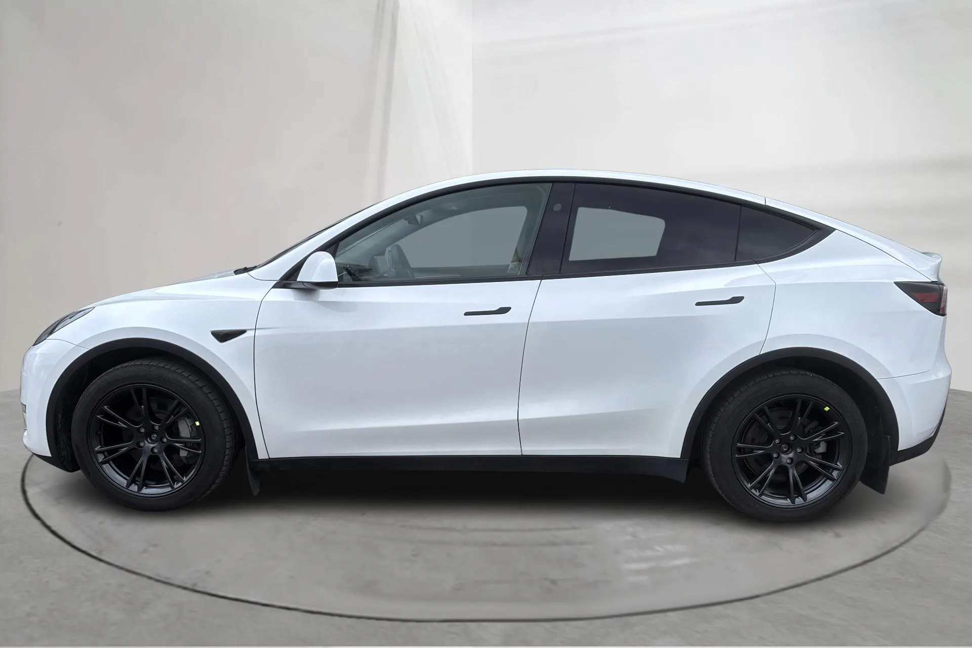 Presentation photo 2 of 24: Tesla Model Y Long Range Dual Motor AWD - 24 050 km - Automatic - white - 2024