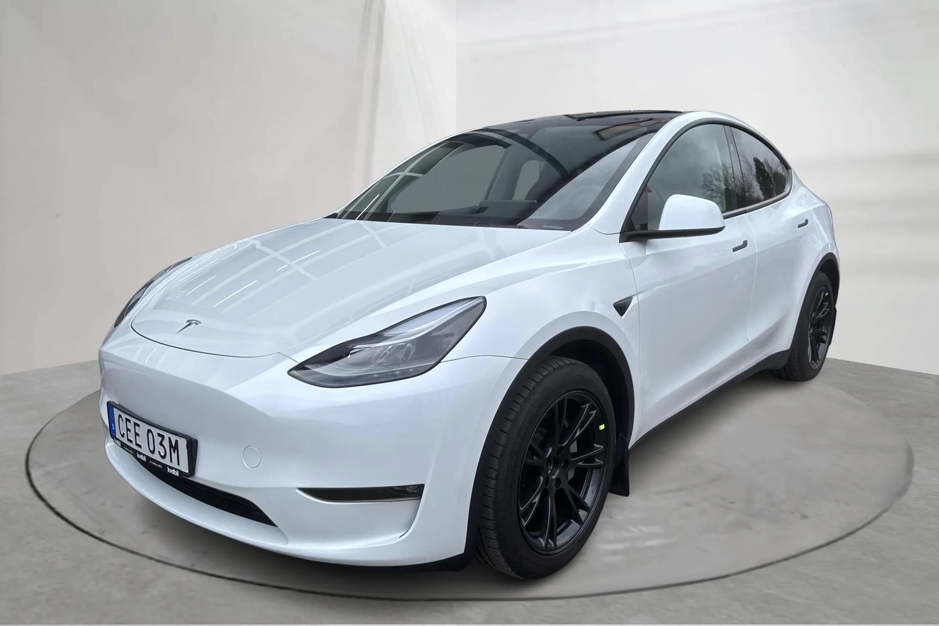 Presentation photo 1 of 24: Tesla Model Y Long Range Dual Motor AWD - 24 050 km - Automatic - white - 2024