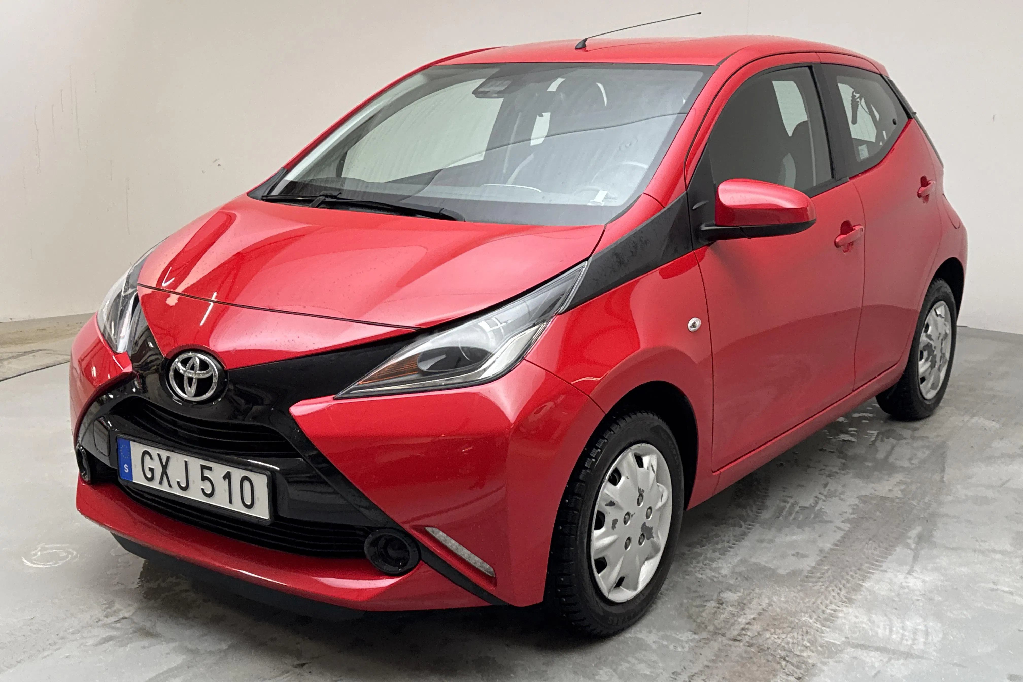 Presentationsfoto 1 av 13: Toyota Aygo 1.0 5dr (69hk) - 6 963 mil - Manuell - röd - 2017