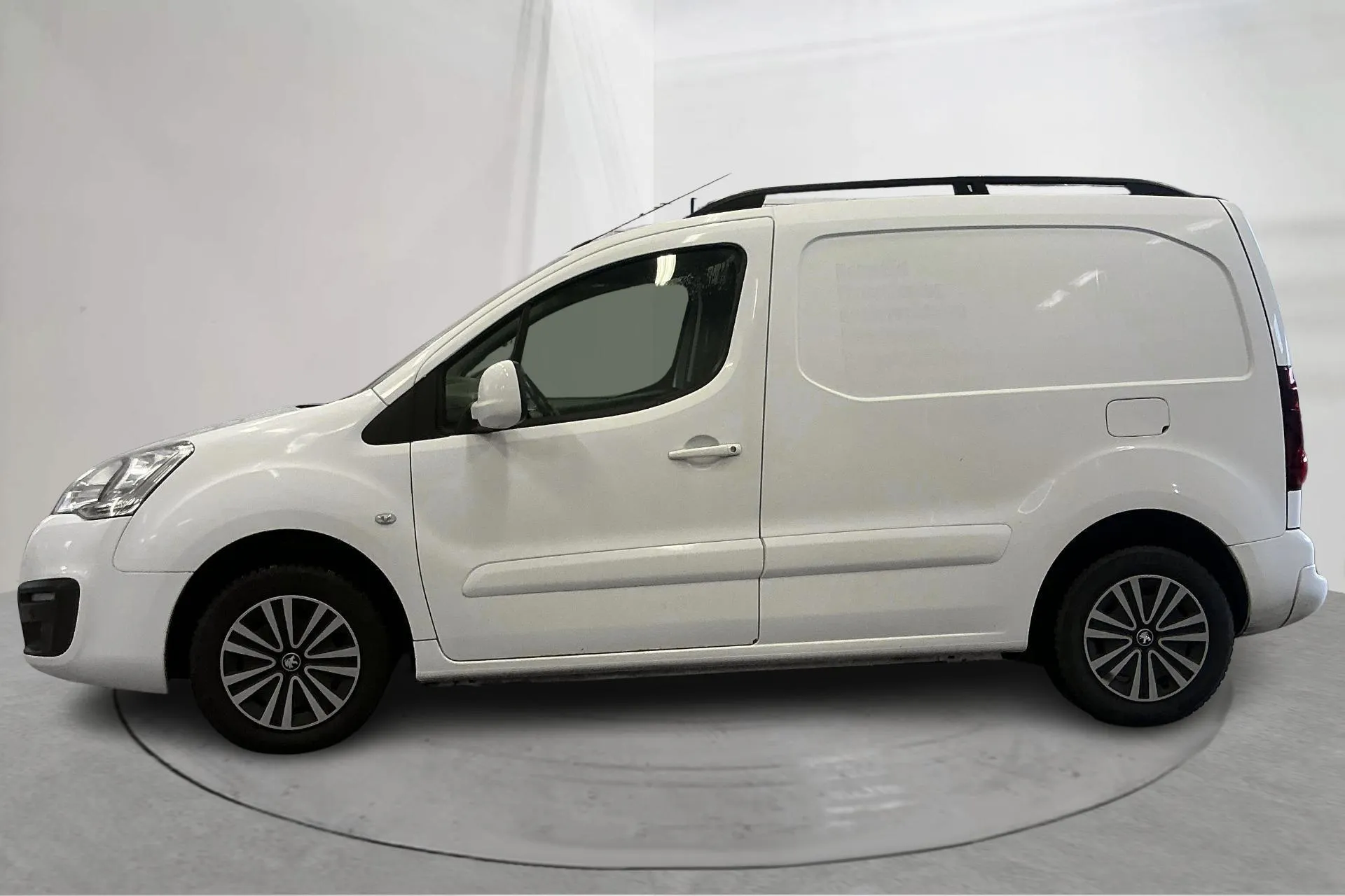 Presentation photo 2 of 13: Peugeot Partner 1.6 BlueHDI Skåp (100hk) - 294 510 km - Automatic - white - 2017